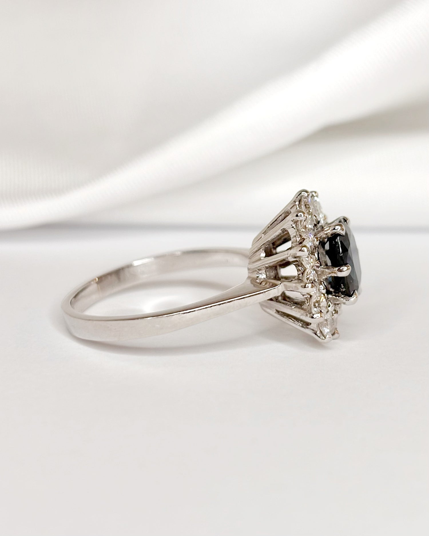 Bague Marguerite Saphir 1.80 carat &amp; Diamants 0.96 carat "Marjorie"