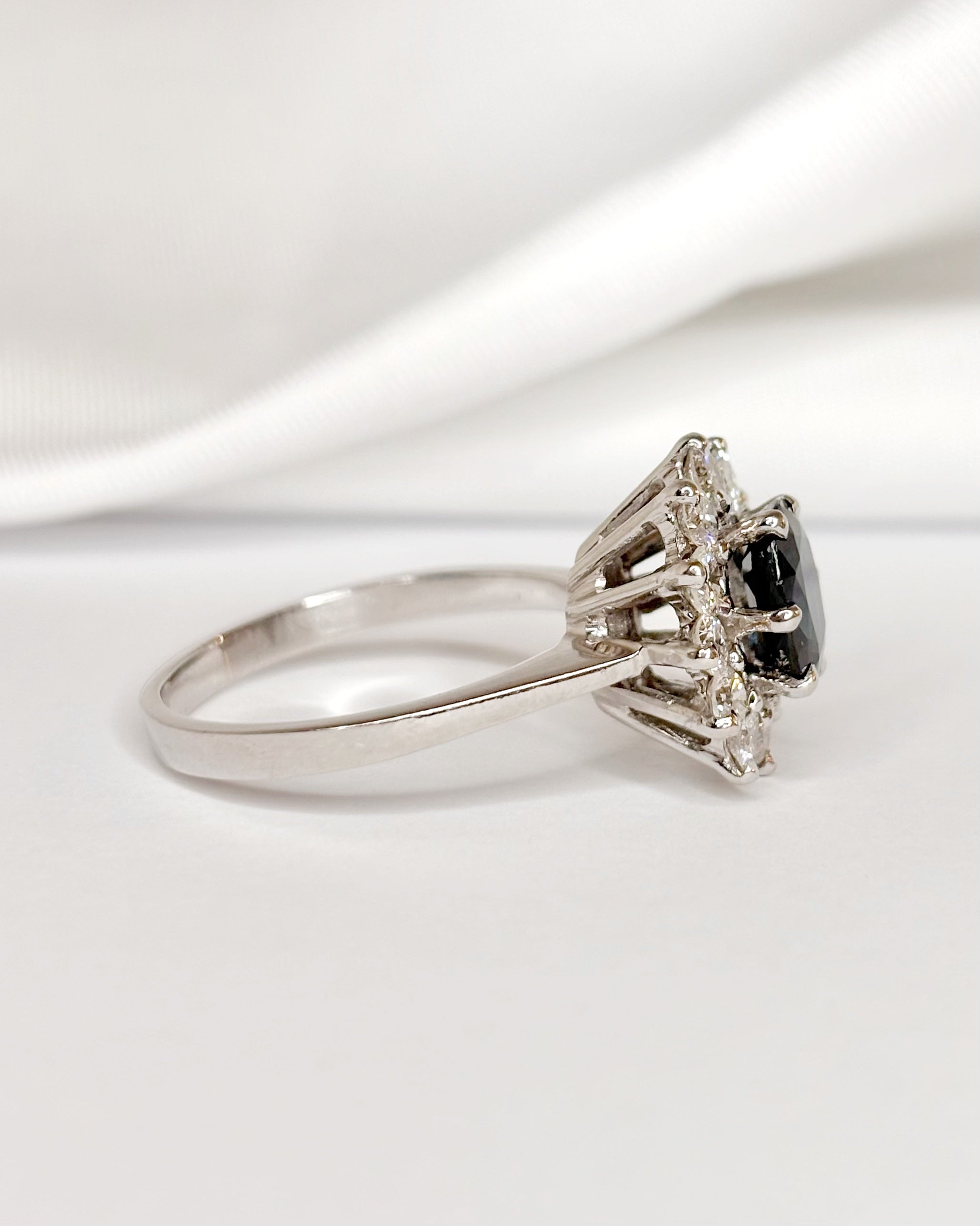 Bague Marguerite Saphir 1.80 carat &amp; Diamants 0.96 carat "Marjorie"