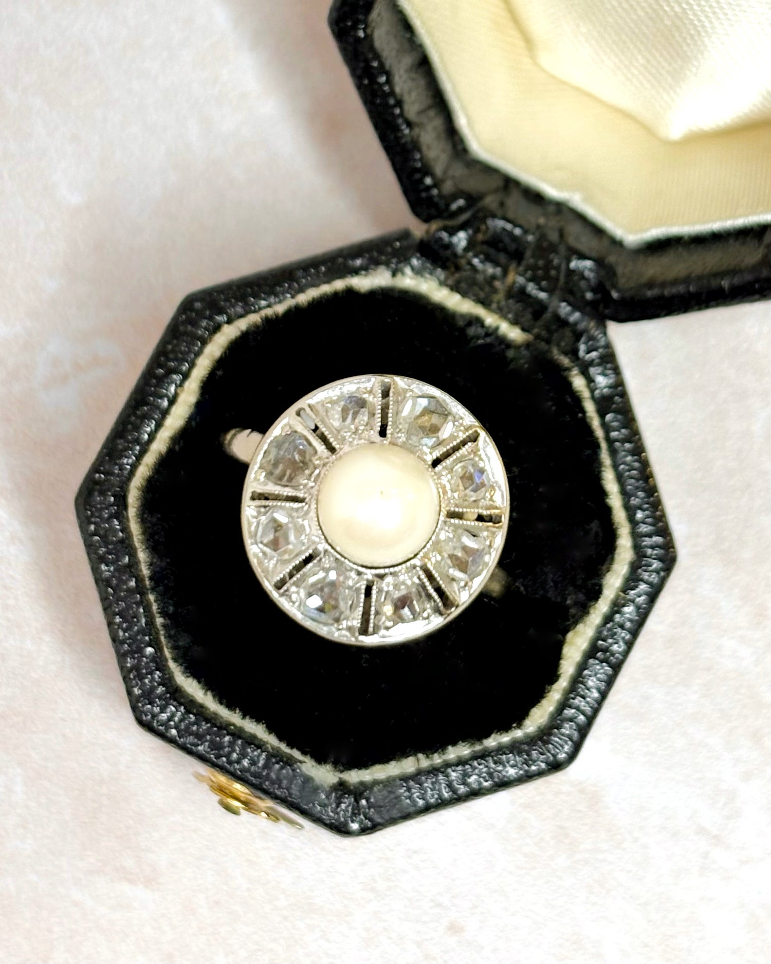 Bague Marguerite Art-Déco Perle &amp; Diamants 0.40 carat "Indigo"