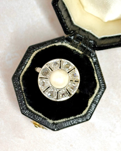 Bague Marguerite Art-Déco Perle &amp; Diamants 0.40 carat "Indigo"