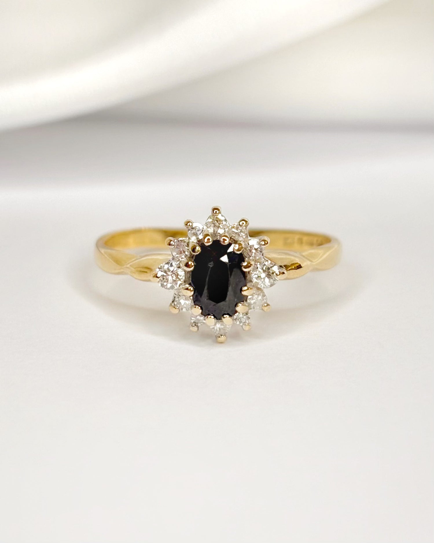 Anillo Marguerite Zafiro 0,70 quilates y diamantes "Huguette"