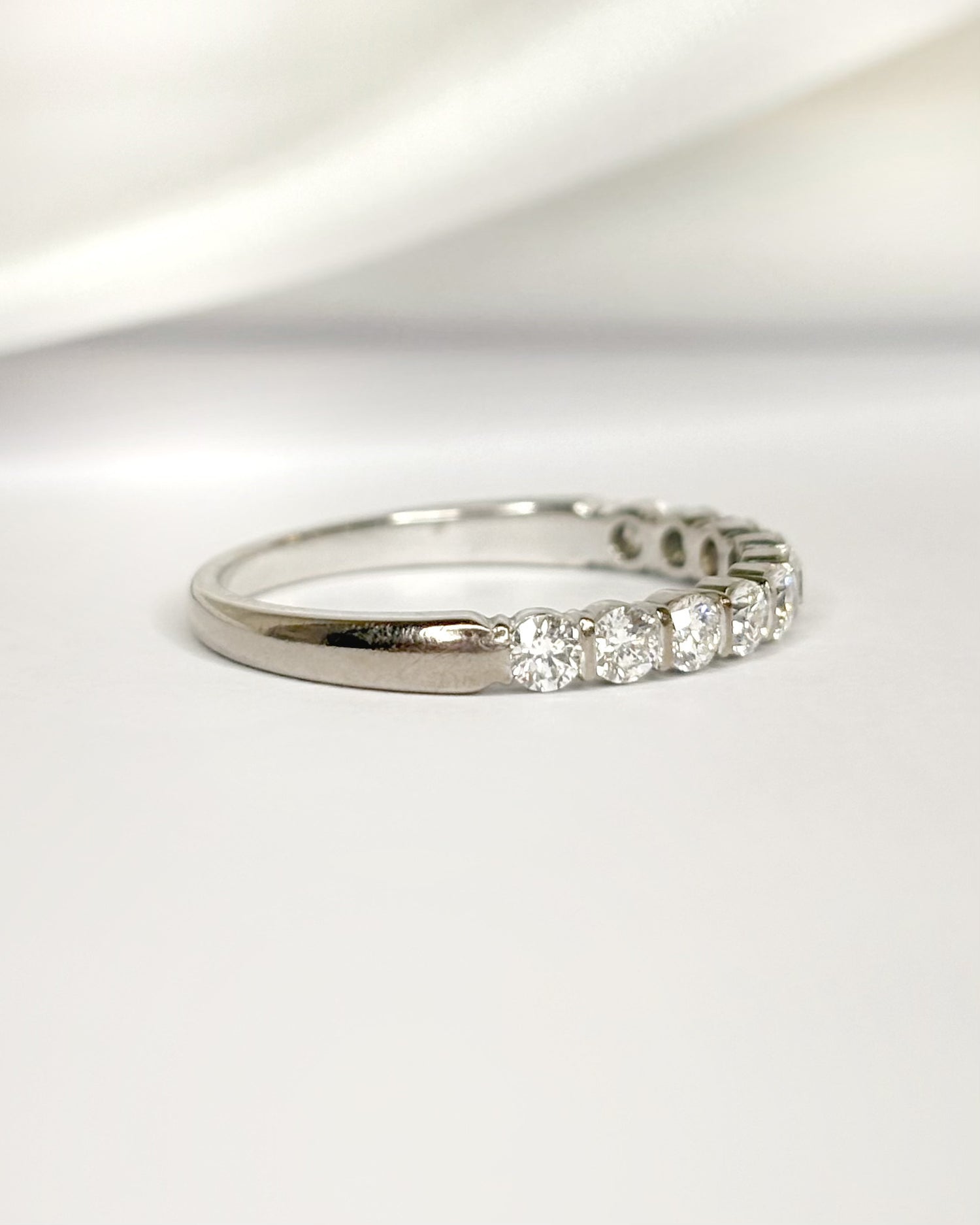 Media alianza con diamantes 0,50 quilates 2,5 mm "Elina"