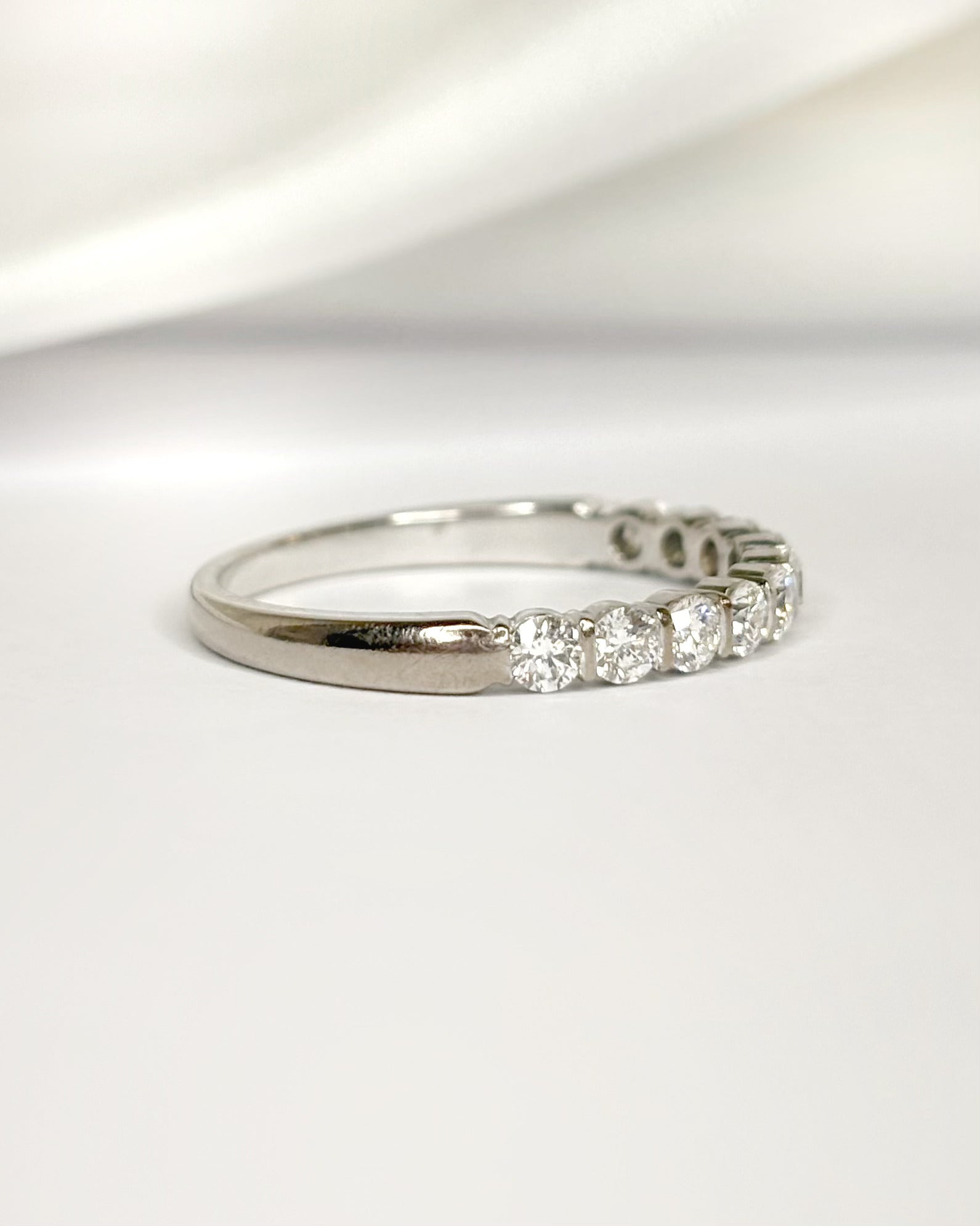 Media alianza con diamantes 0,50 quilates 2,5 mm "Elina"