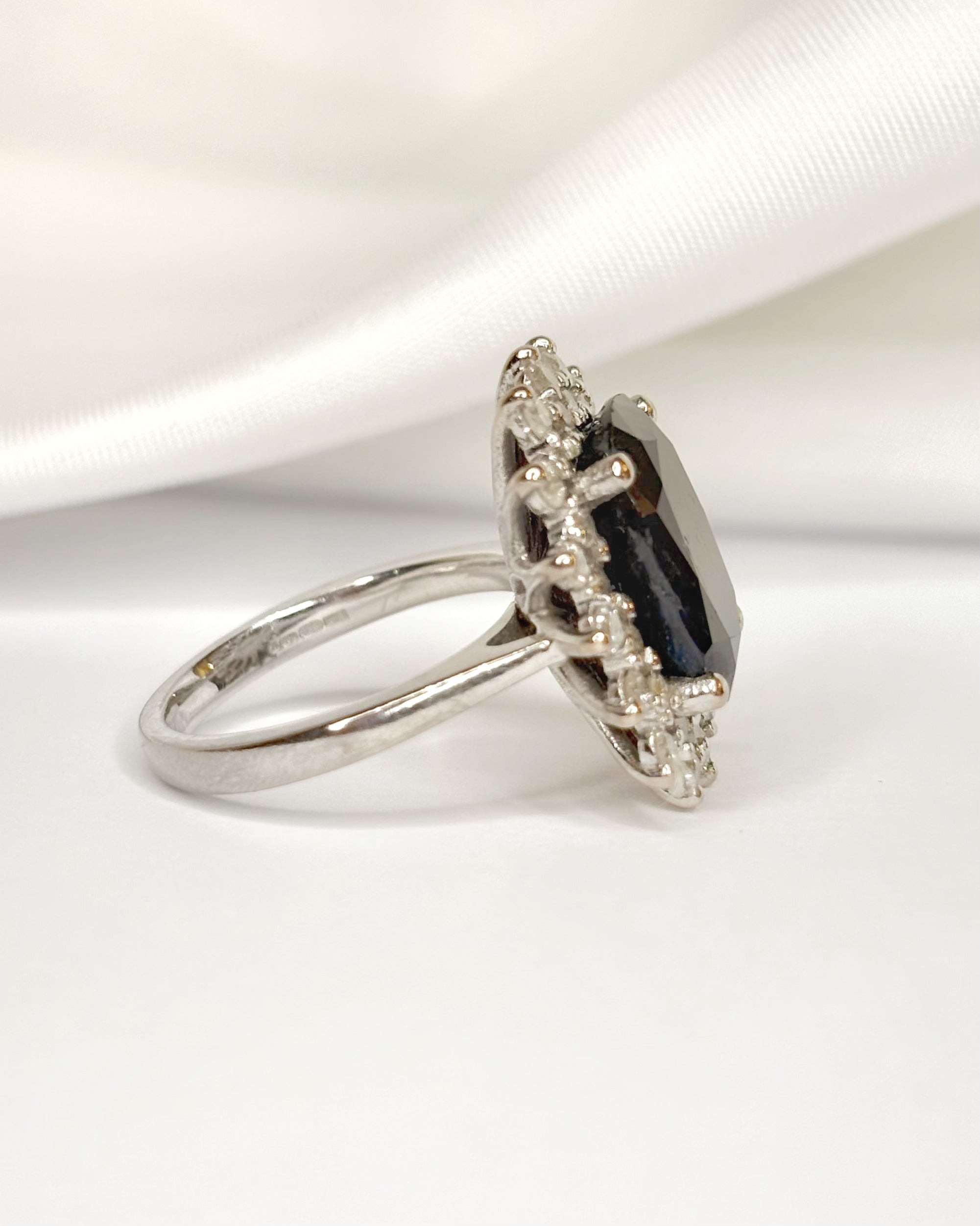 Anillo Marguerite Zafiro 5,80 quilates y Diamantes 0,96 quilates 9,79 g "Clara"