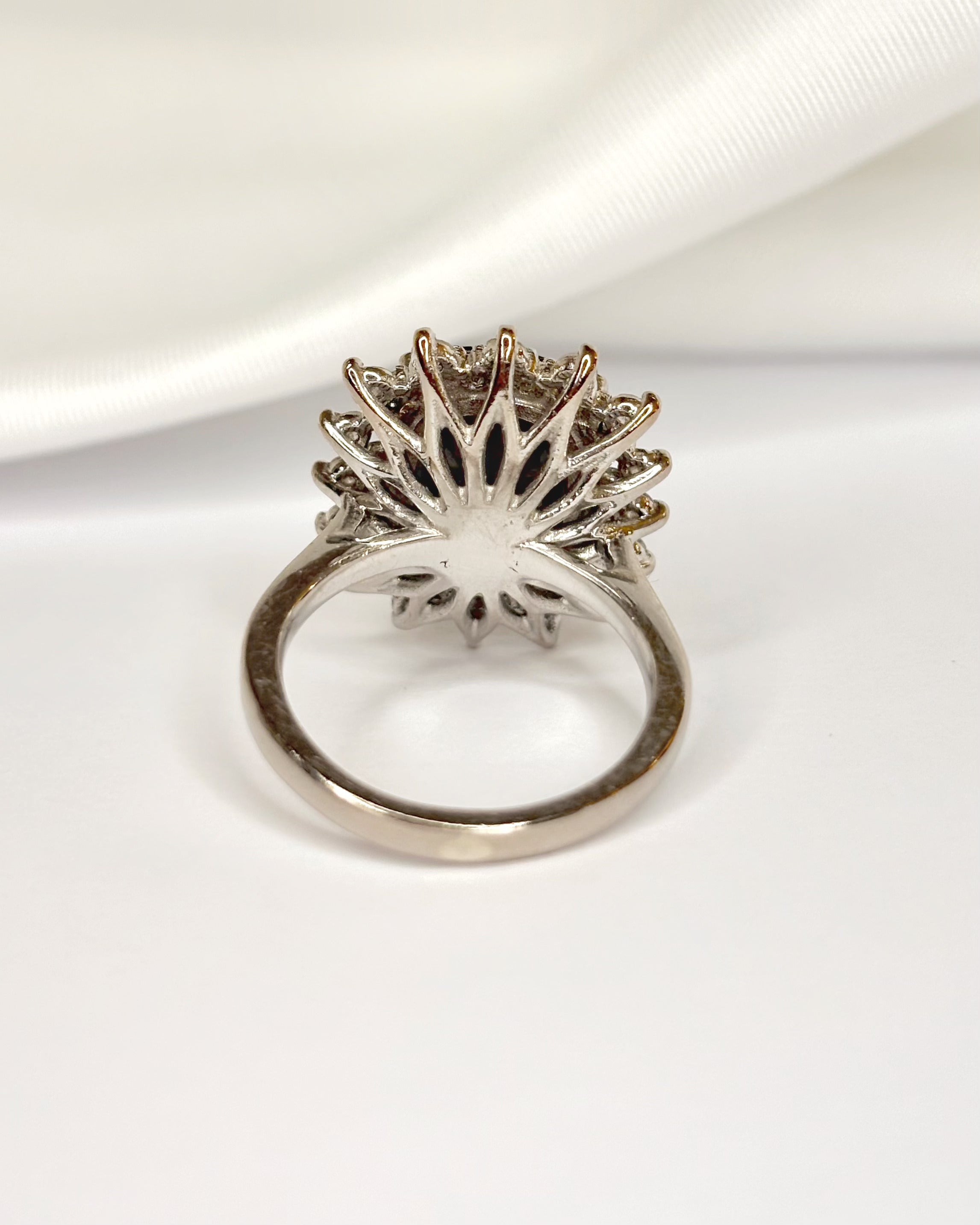 Anillo Marguerite Zafiro 5,80 quilates y Diamantes 0,96 quilates 9,79 g "Clara"