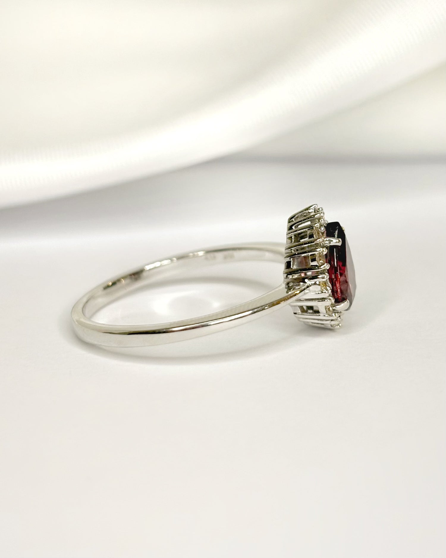 Anillo Marguerite con Turmalina Rosa de 1.20 quilates y Diamantes "Zina"