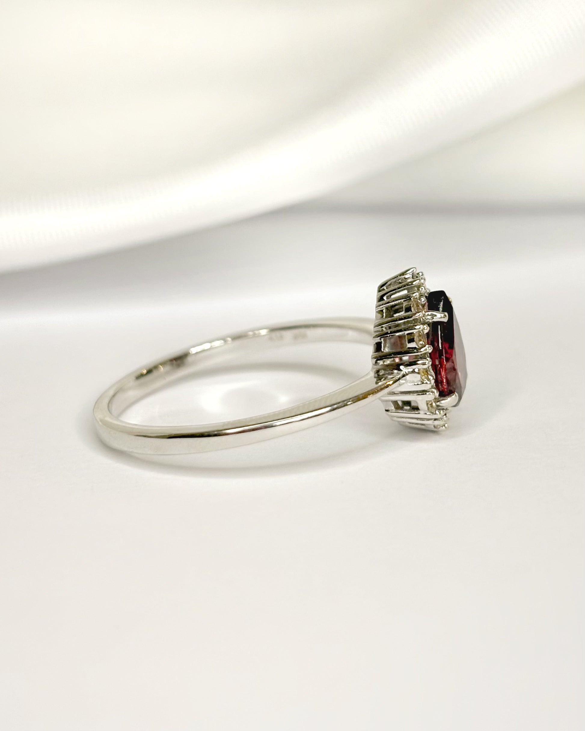 Anillo Marguerite con Turmalina Rosa de 1.20 quilates y Diamantes "Zina"