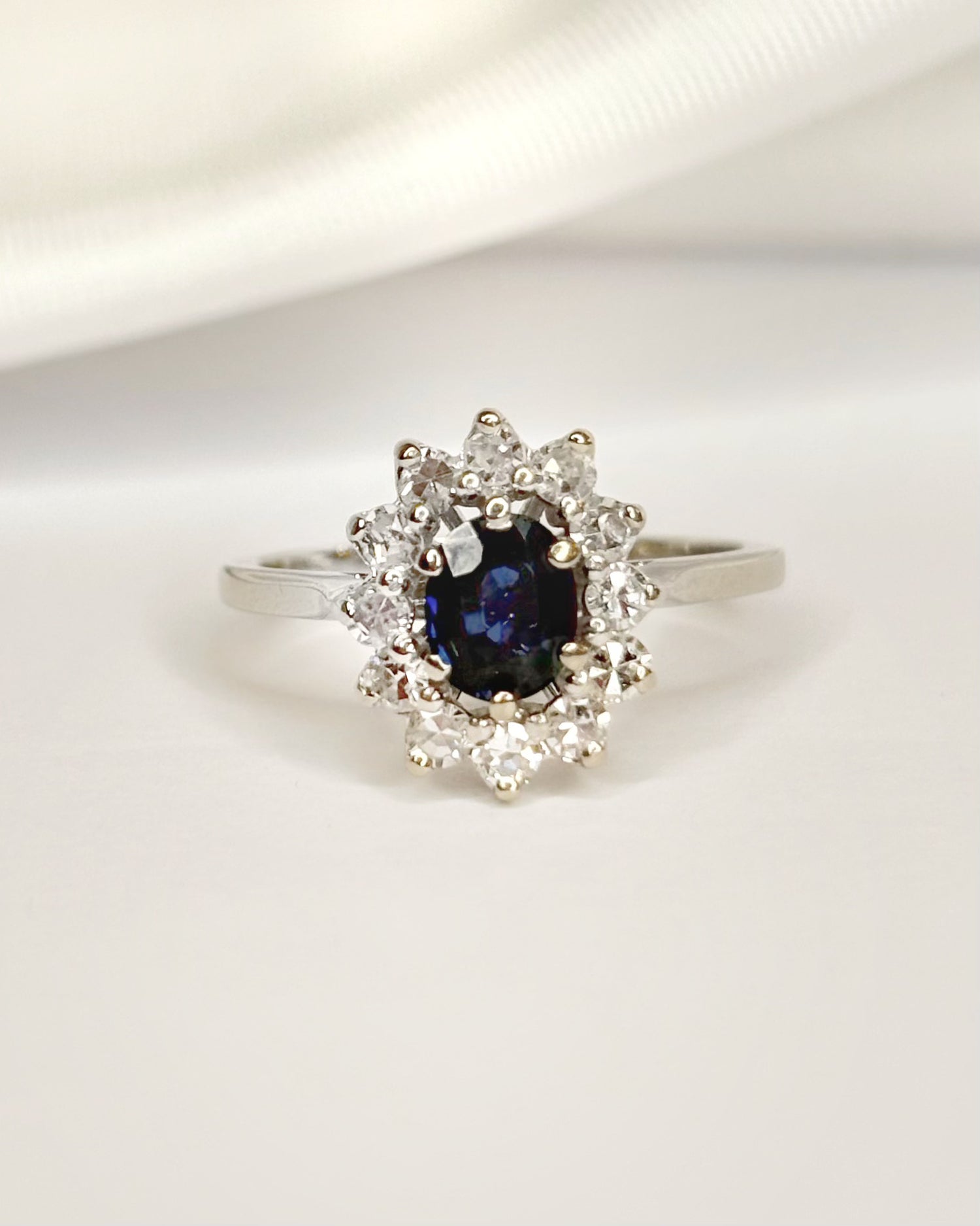 Anillo Marguerite Zafiro 0,53 quilates y Diamantes 0,36 quilates "Sarah"