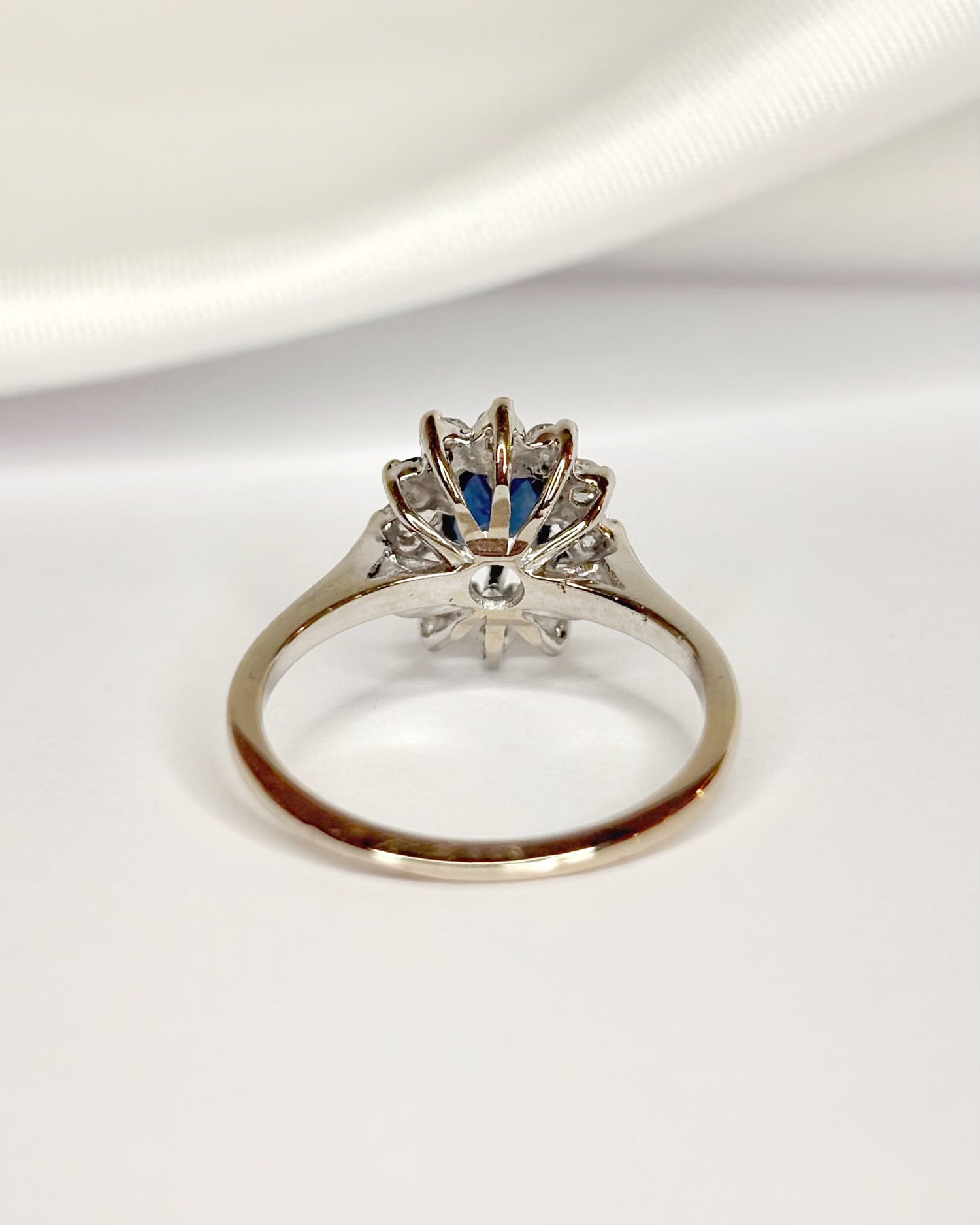 Anillo Marguerite Zafiro 0,53 quilates y Diamantes 0,36 quilates "Sarah"