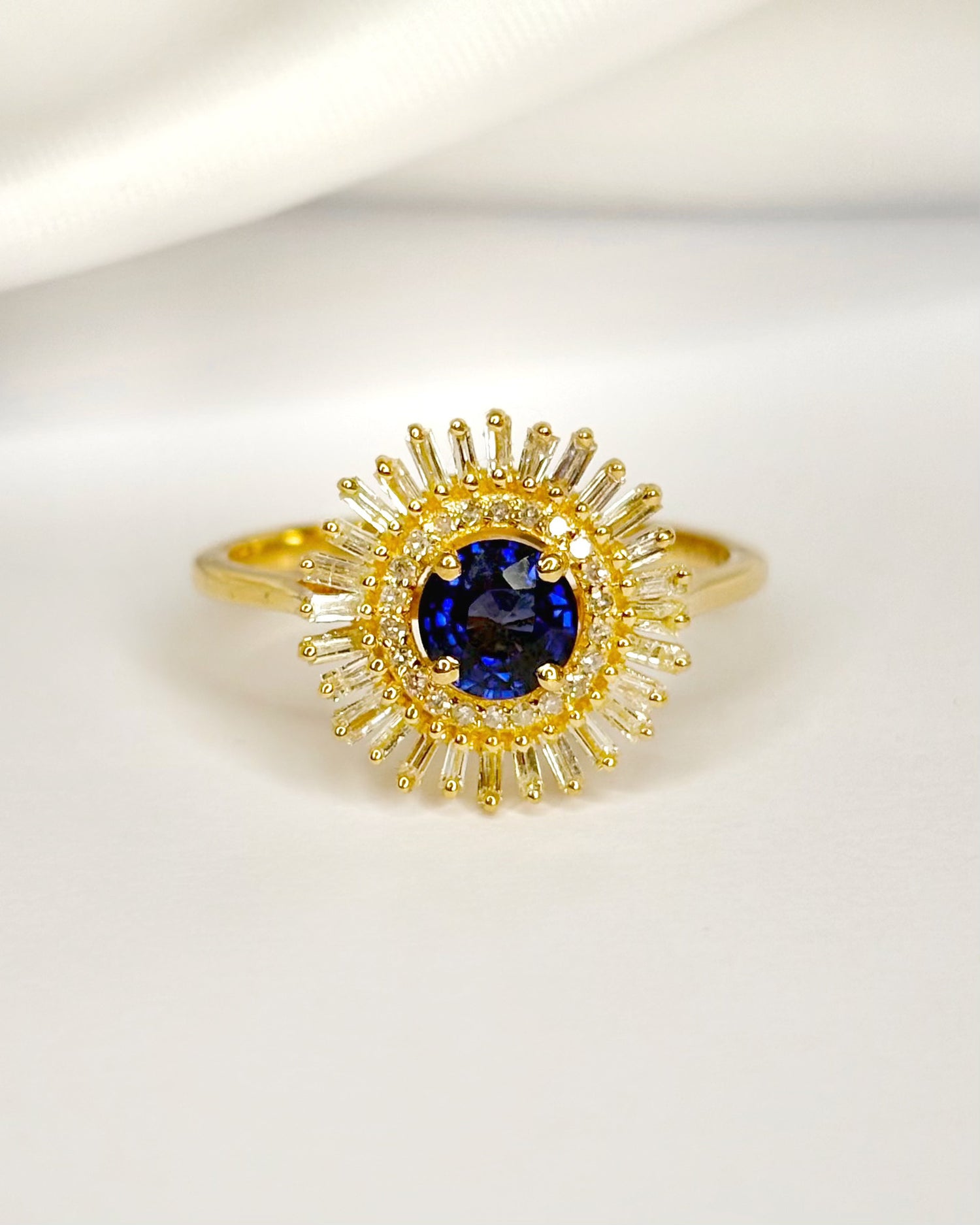 Anillo Marguerite Zafiro 0,57 quilates y Diamantes 0,39 quilates "Elio"