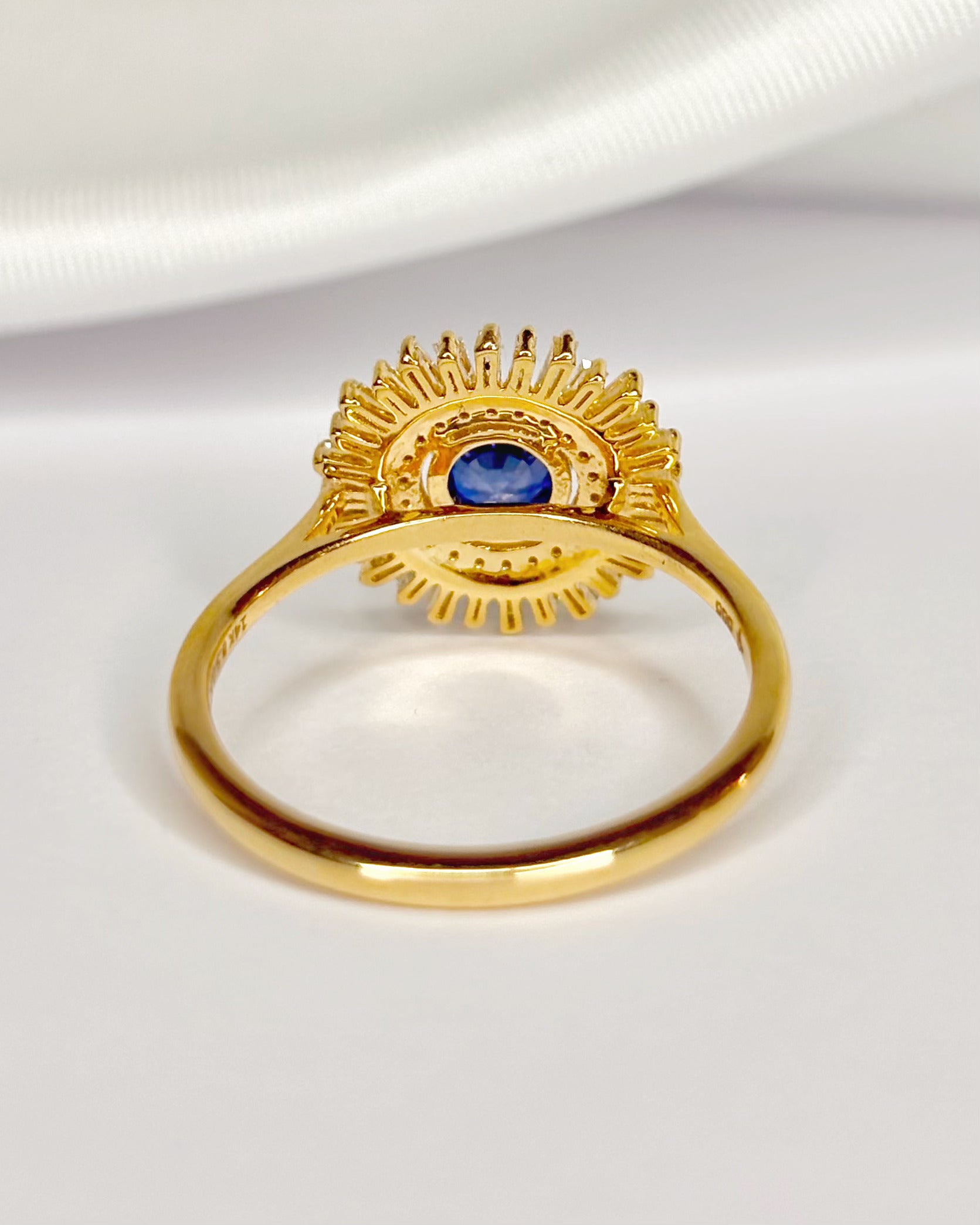 Anillo Marguerite Zafiro 0,57 quilates y Diamantes 0,39 quilates "Elio"