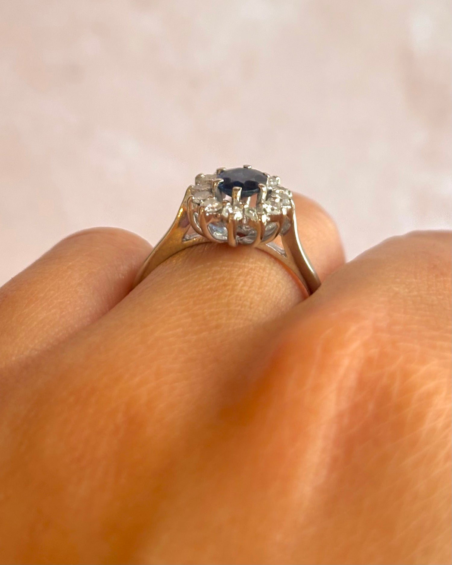 Anillo Marguerite Zafiro 0,53 quilates y Diamantes 0,36 quilates "Sarah"