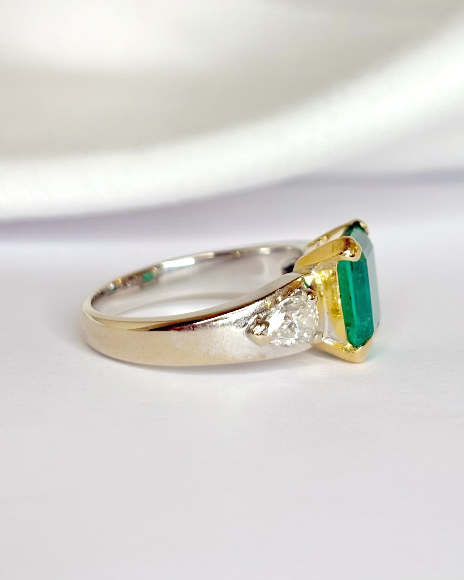 Anillo Trilogía Esmeralda 2.50 quilates y Diamantes 0.80 quilates 7.42g "Alba"
