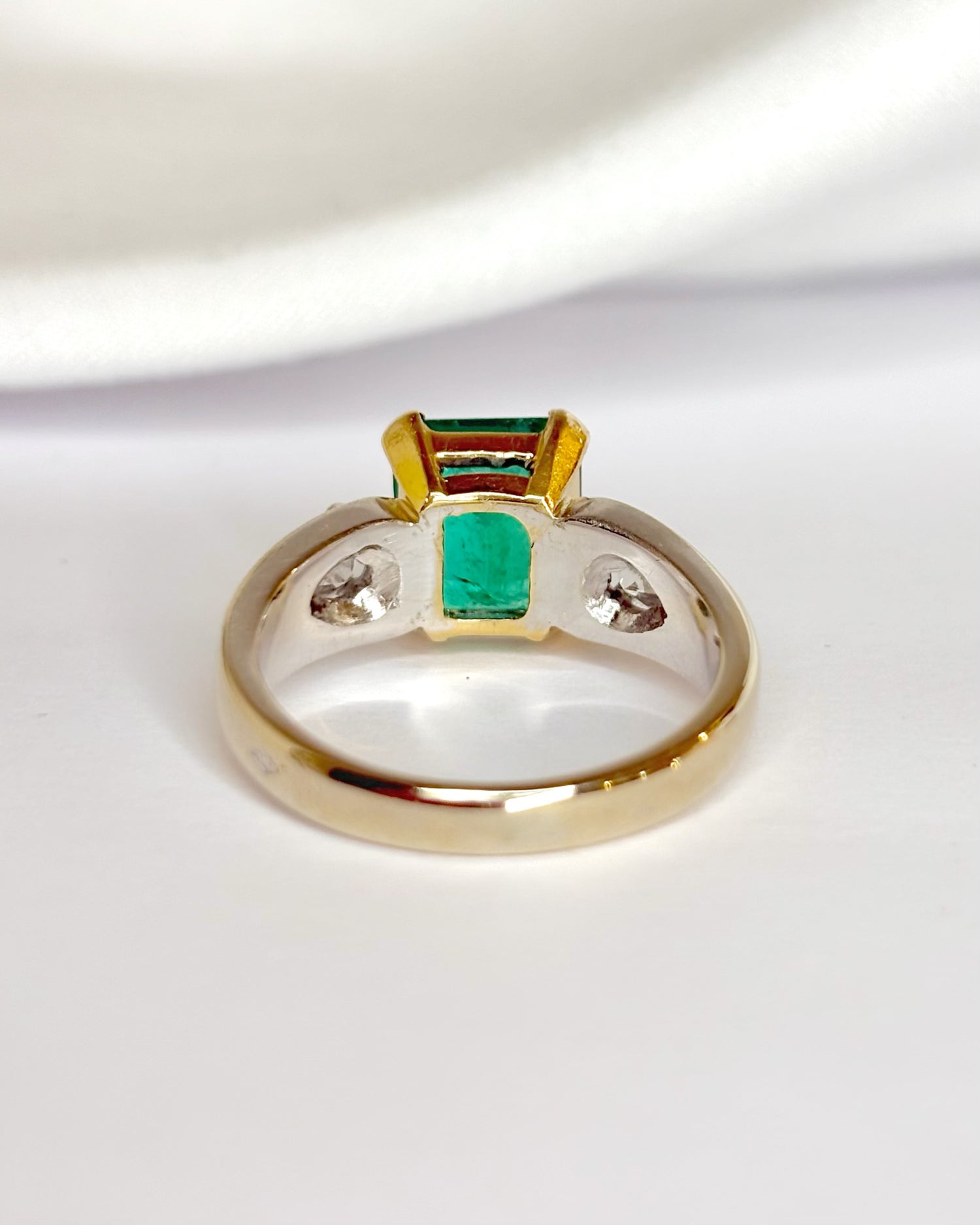Anillo Trilogía Esmeralda 2.50 quilates y Diamantes 0.80 quilates 7.42g "Alba"