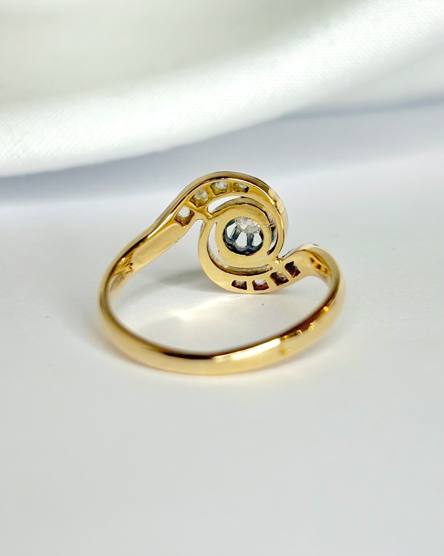 Anillo Tourbillon Art Nouveau con Diamantes "Maïwen"