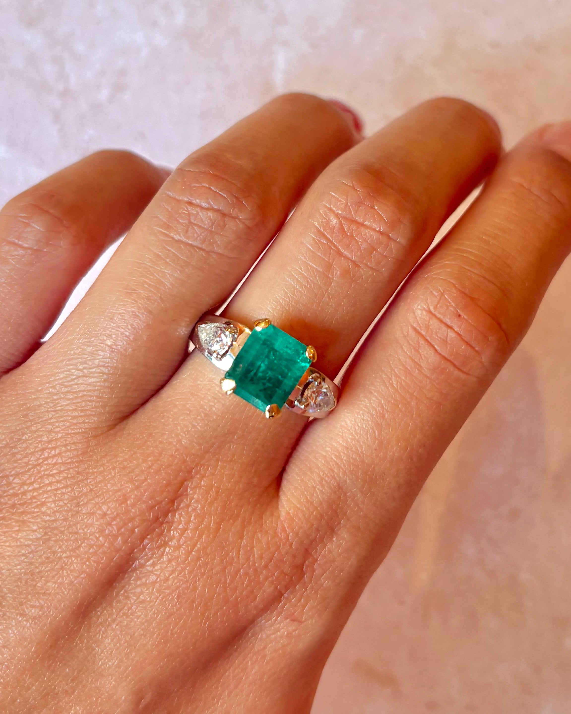 Anillo Trilogía Esmeralda 2.50 quilates y Diamantes 0.80 quilates 7.42g "Alba"