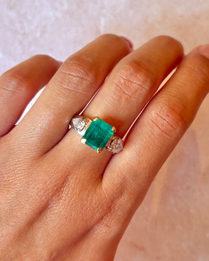 Anillo Trilogía Esmeralda 2.50 quilates y Diamantes 0.80 quilates 7.42g "Alba"