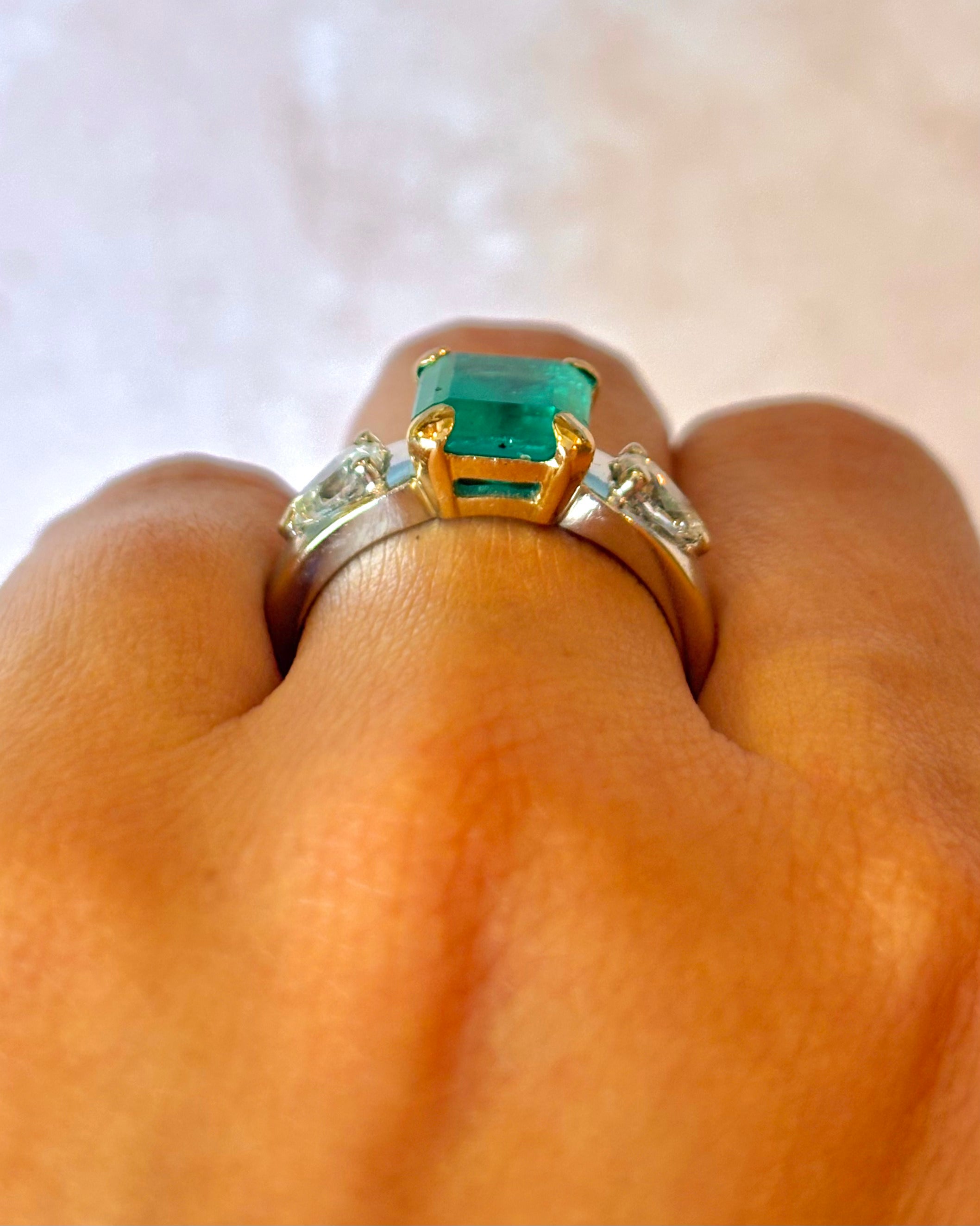 Anillo Trilogía Esmeralda 2.50 quilates y Diamantes 0.80 quilates 7.42g "Alba"
