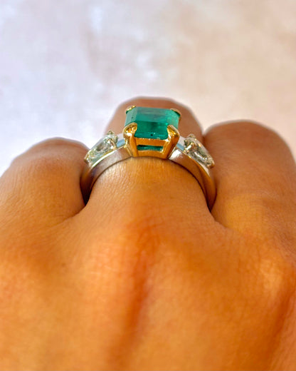 Anillo Trilogía Esmeralda 2.50 quilates y Diamantes 0.80 quilates 7.42g "Alba"