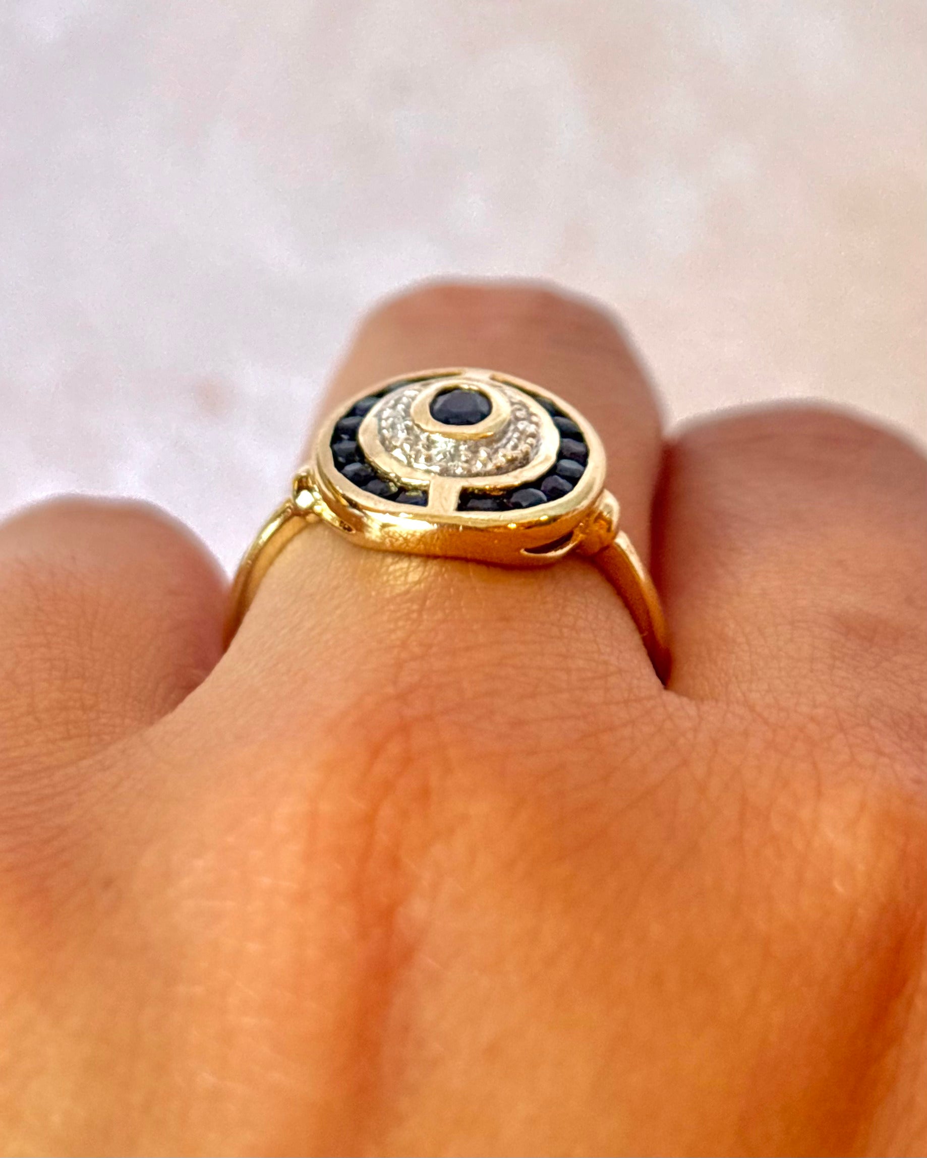 Anillo estilo Art Déco con zafiros de 0,70 quilates y diamantes "Irina"