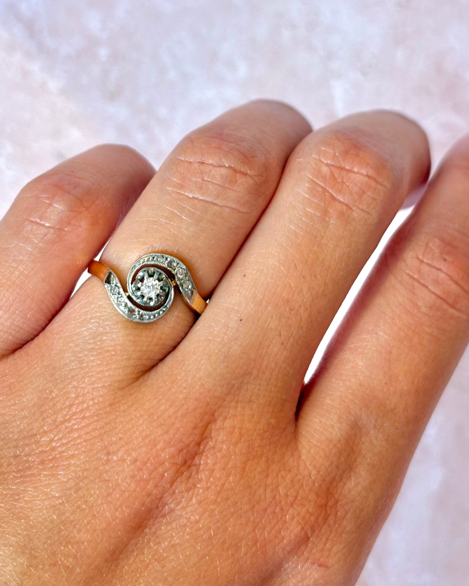 Anillo Tourbillon Art Nouveau con Diamantes "Maïwen"