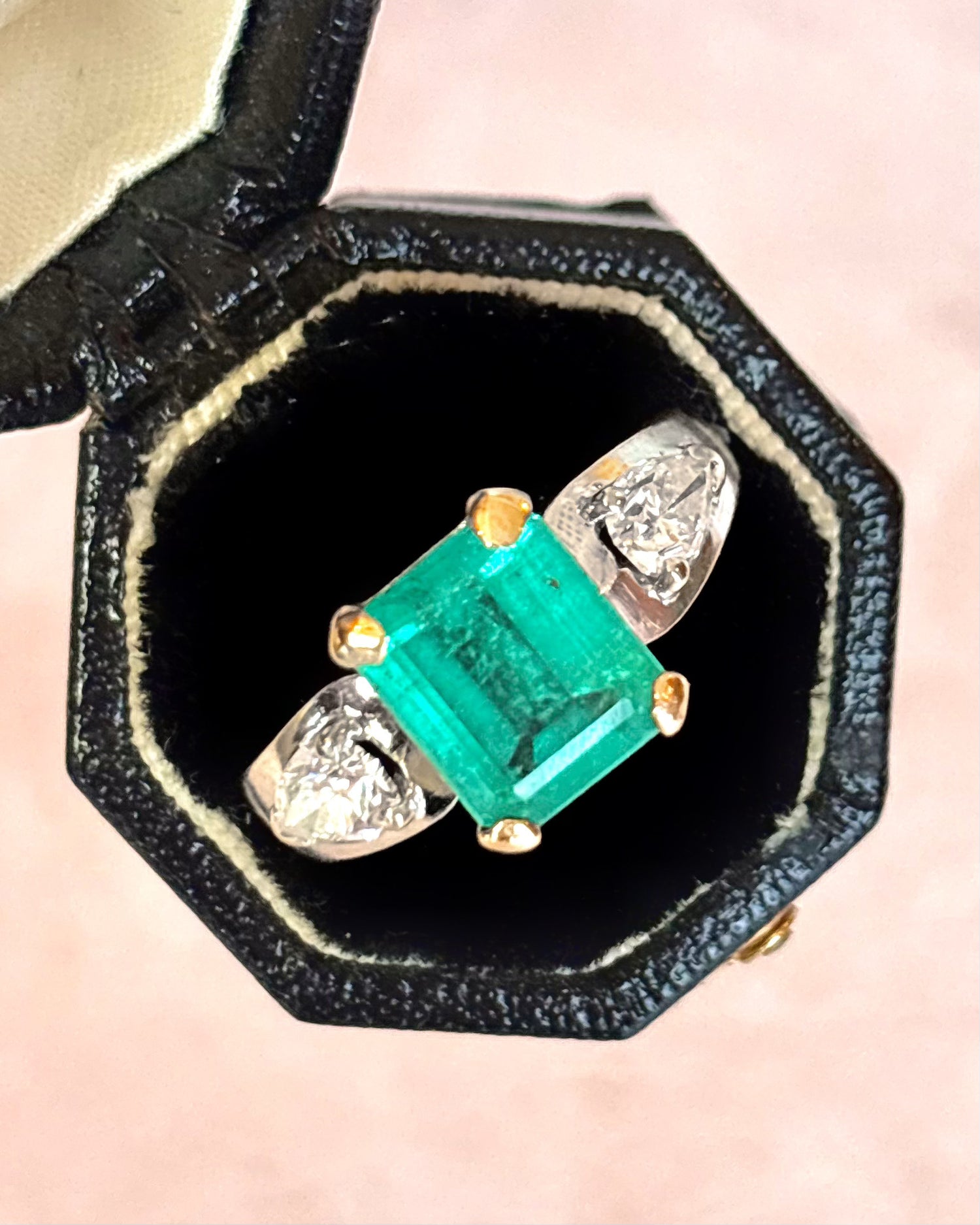 Anillo Trilogía Esmeralda 2.50 quilates y Diamantes 0.80 quilates 7.42g "Alba"