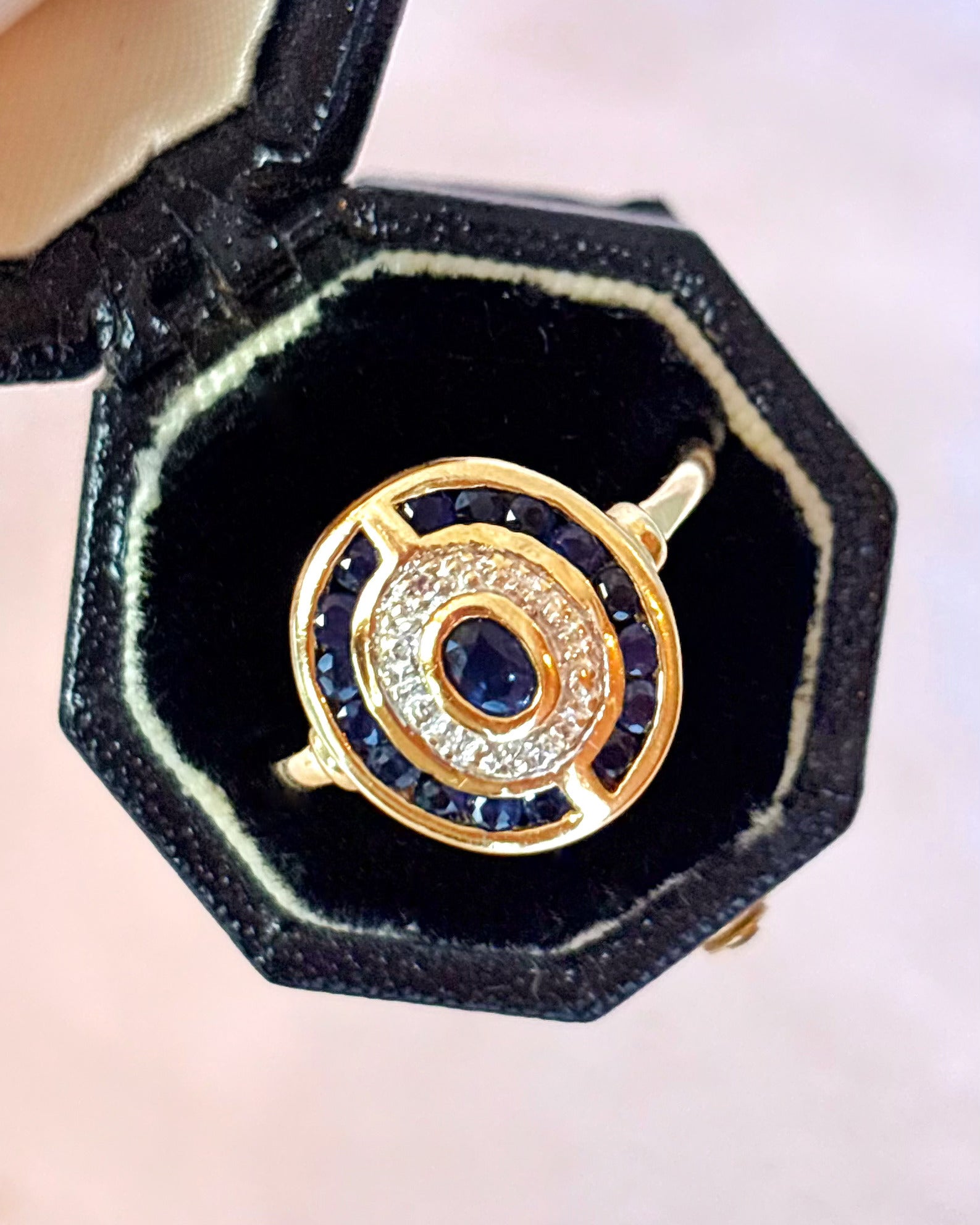 Anillo estilo Art Déco con zafiros de 0,70 quilates y diamantes "Irina"
