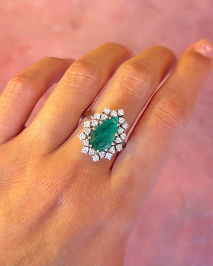 Anillo Margarita de Esmeralda de 2.10 quilates y Diamantes de 0.77 quilates, 7,89 g, «Héloïse»