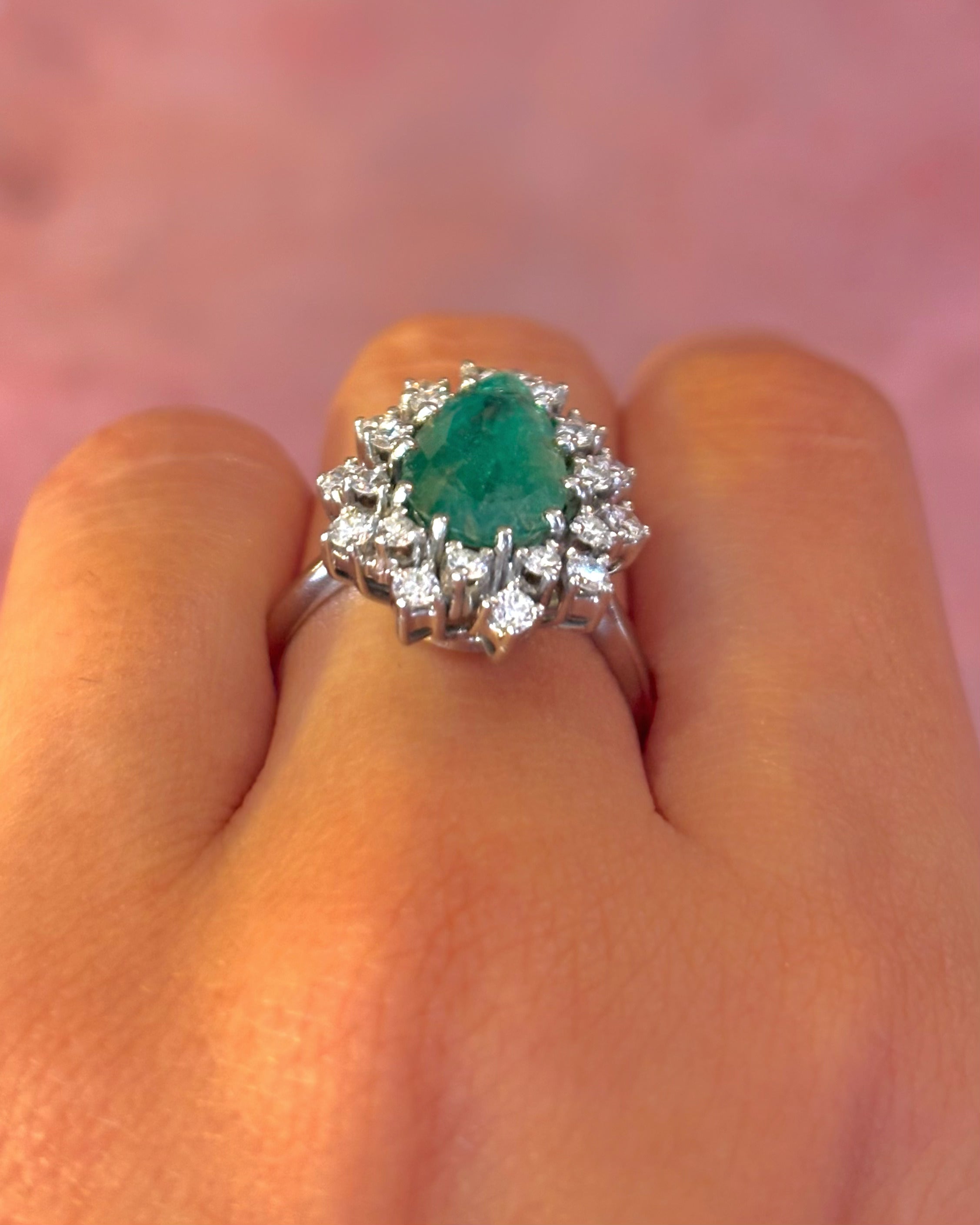 Anillo Margarita de Esmeralda de 2.10 quilates y Diamantes de 0.77 quilates, 7,89 g, «Héloïse»