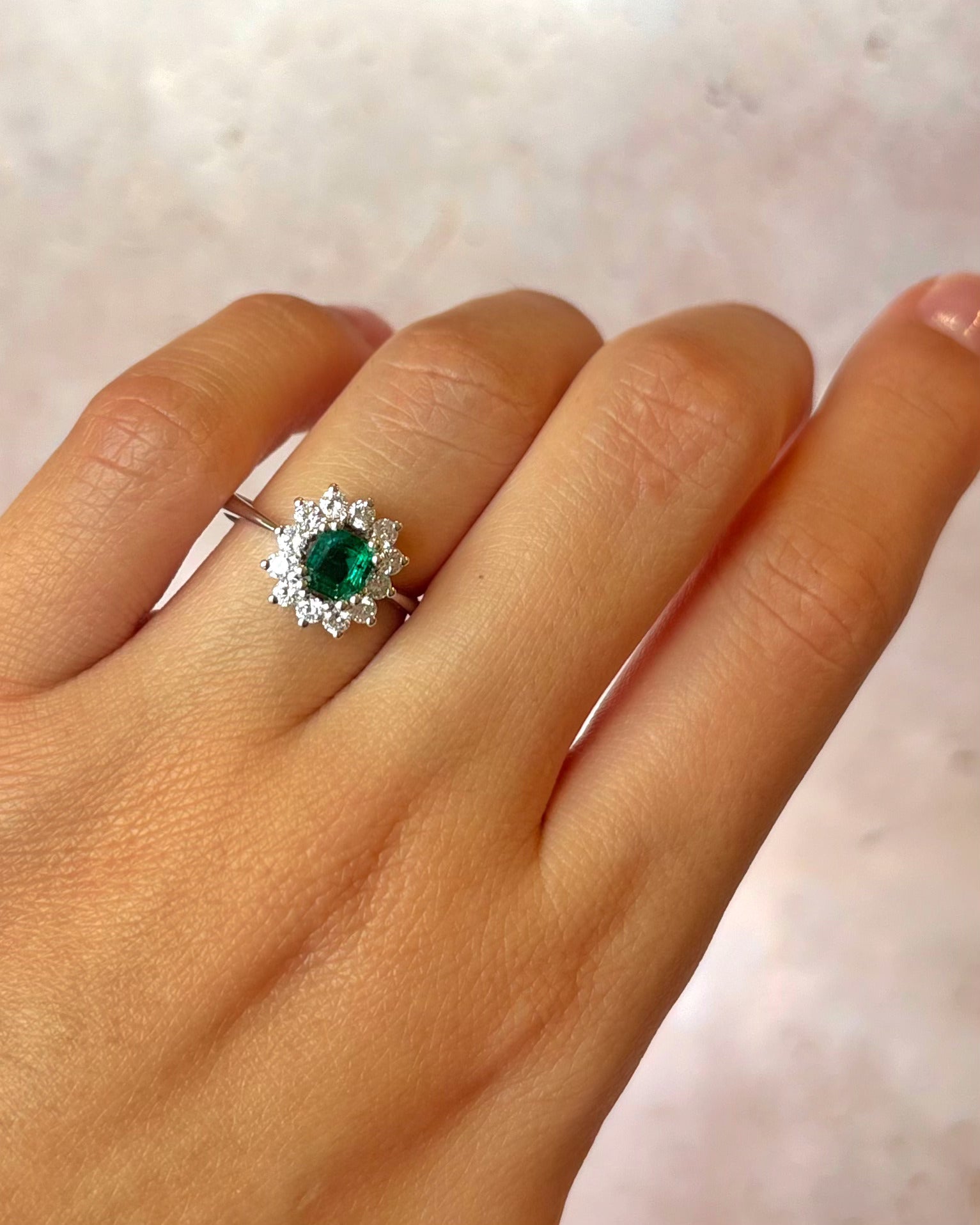 Bague Marguerite Émeraude 0.50 carat &amp; Diamants 0.30 carat "Clarisse"