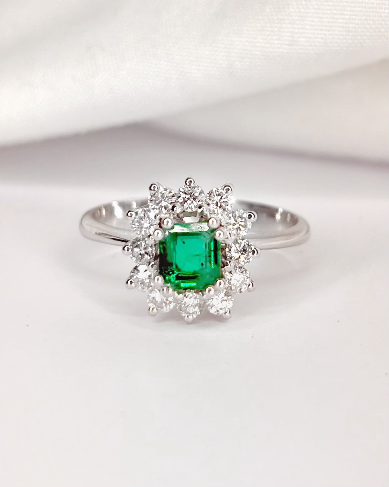 Bague Marguerite Émeraude 0.50 carat &amp; Diamants 0.30 carat "Clarisse"