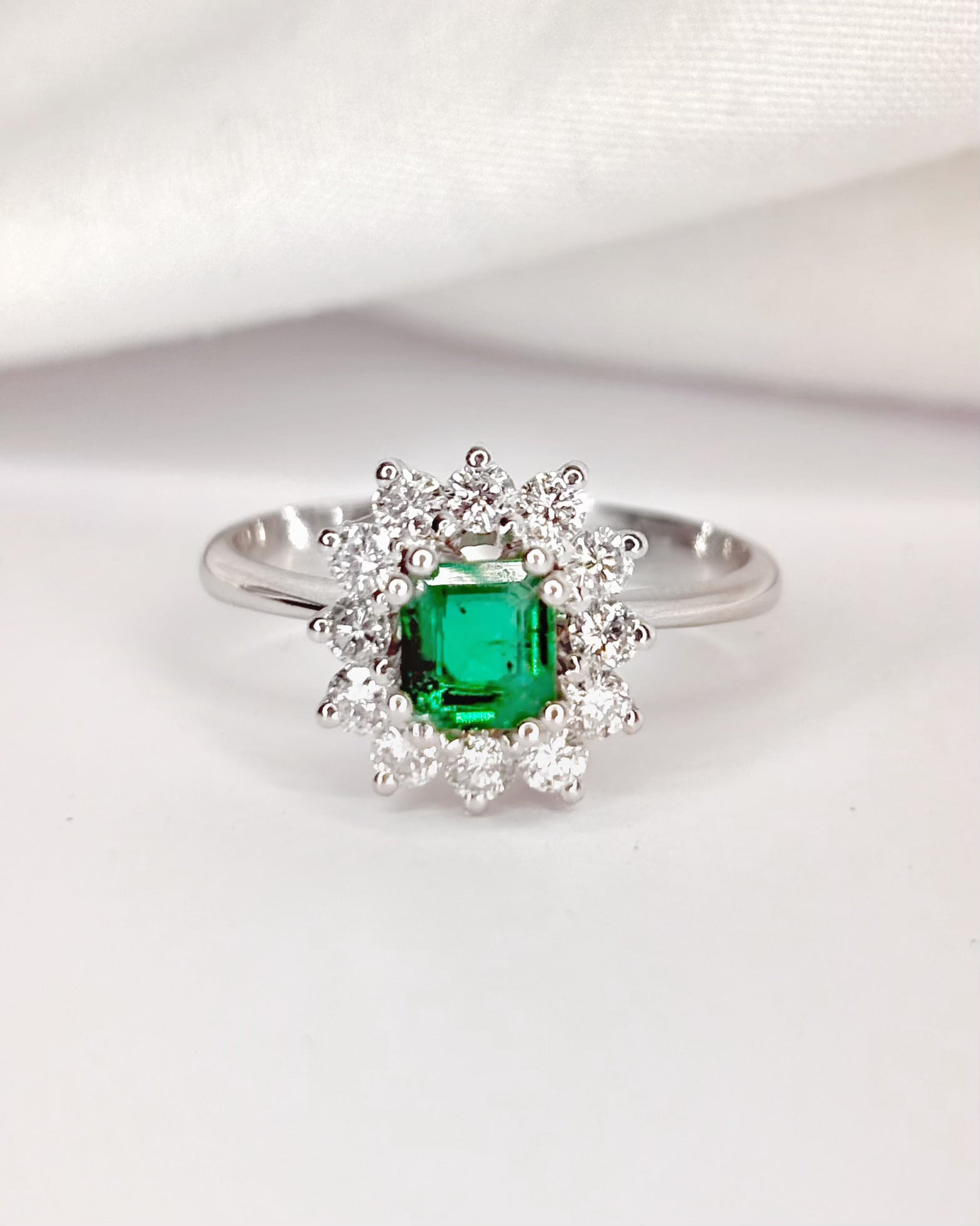 Bague Marguerite Émeraude 0.50 carat &amp; Diamants 0.30 carat "Clarisse"