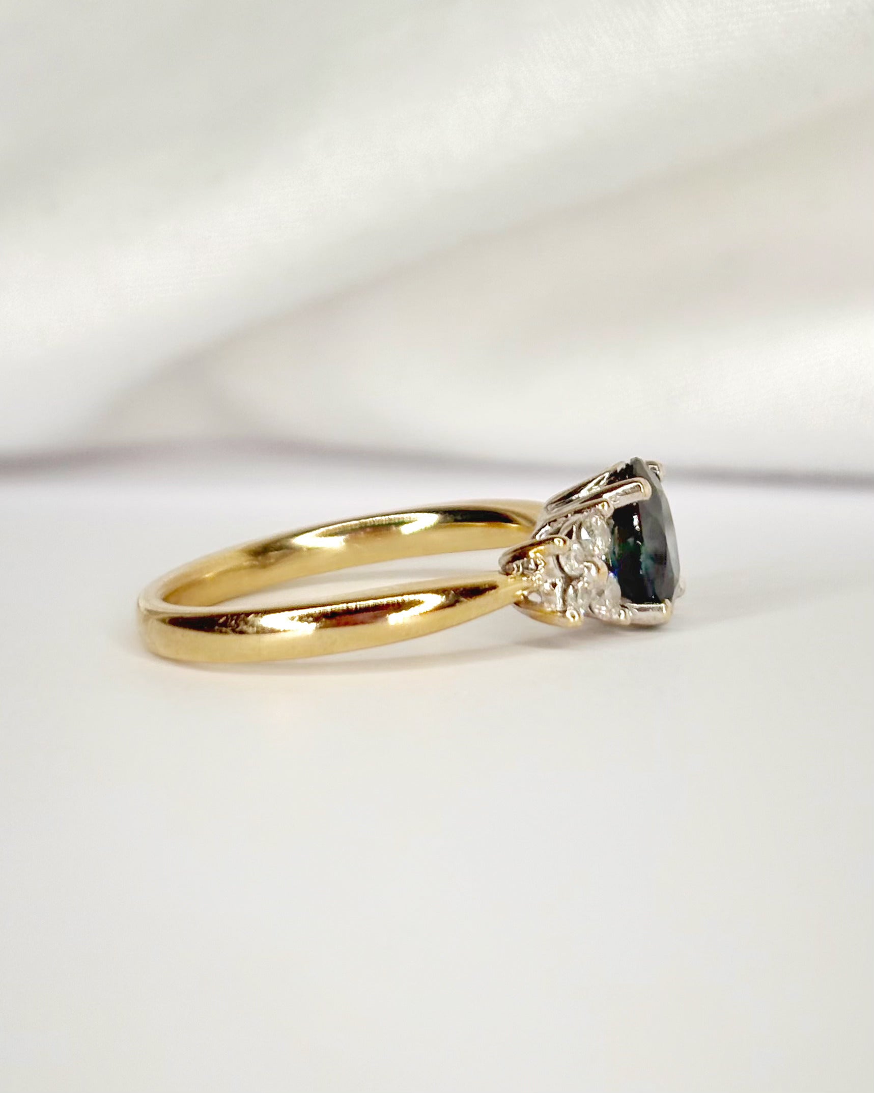 Bague Trilogie Saphir 0.85 carat &amp; Diamants "Rania"