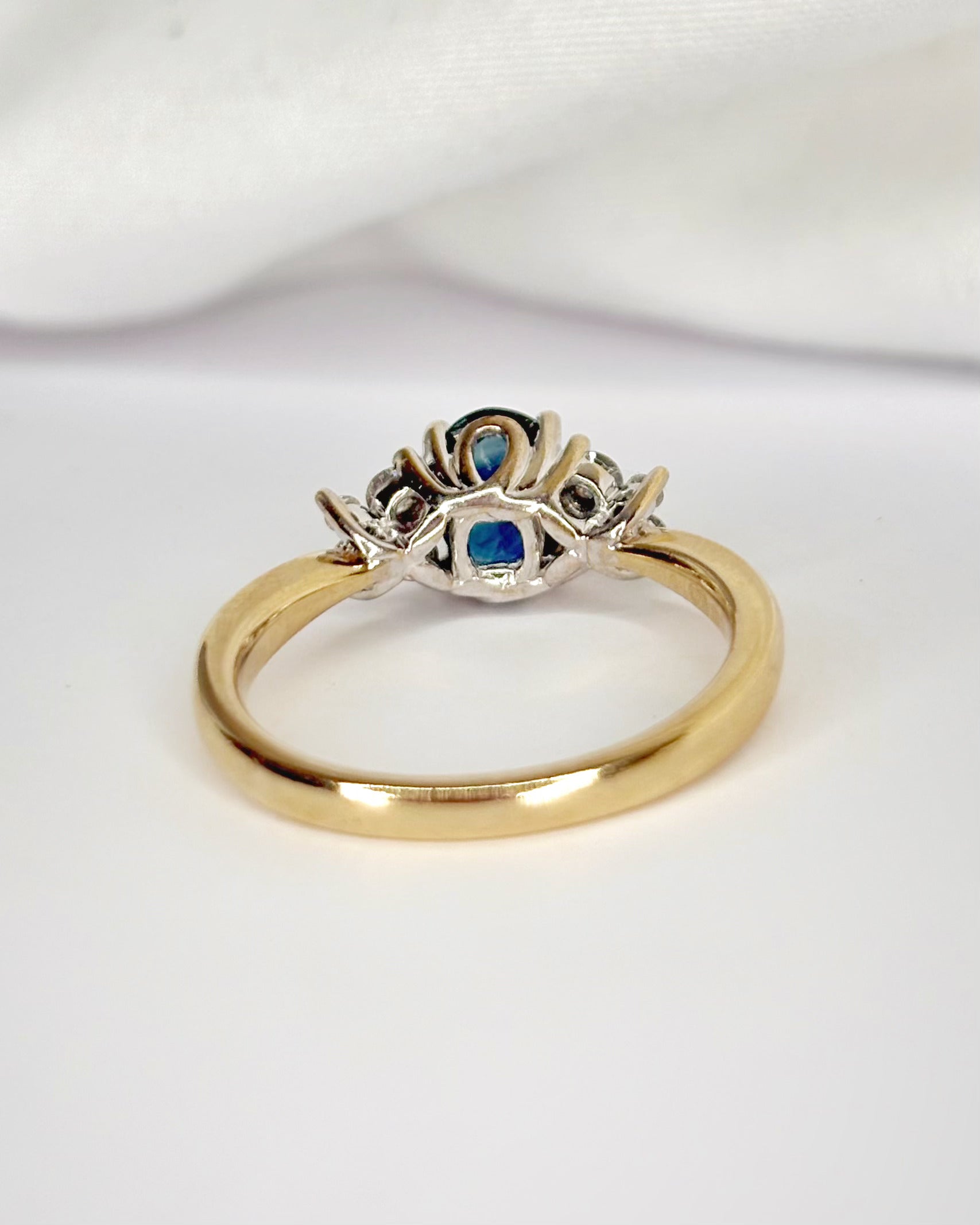 Bague Trilogie Saphir 0.85 carat &amp; Diamants "Rania"