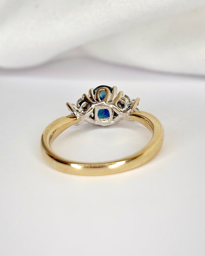 Bague Trilogie Saphir 0.85 carat &amp; Diamants "Rania"