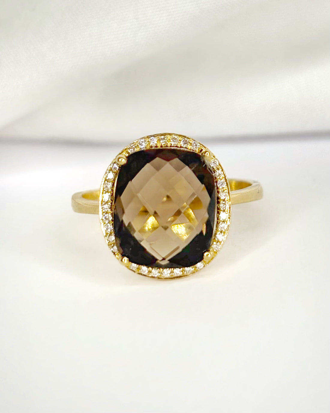 Anillo de cóctel con cuarzo ahumado de 5.17 quilates y diamantes de 0.32 quilates «Barbara»