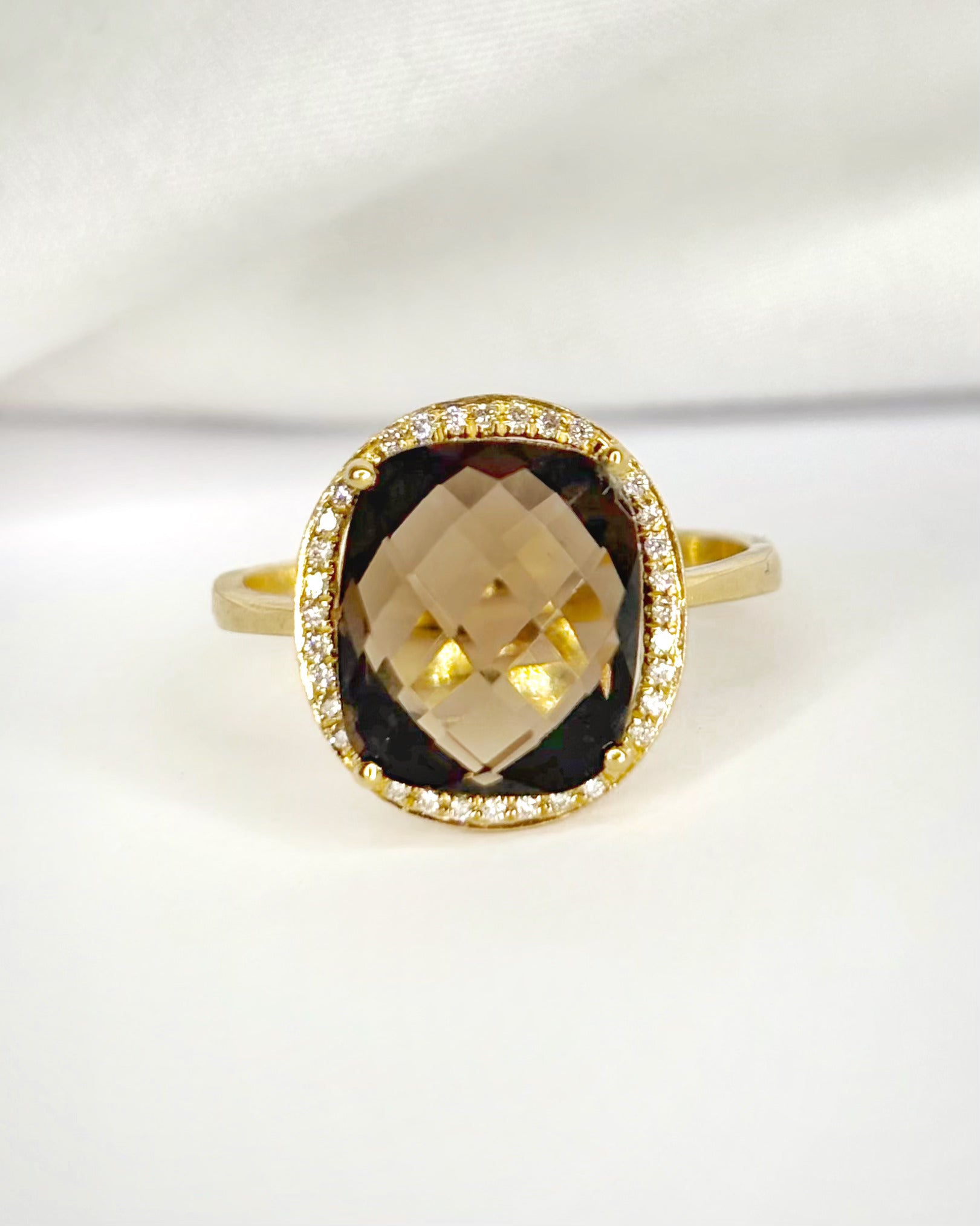 Anillo de cóctel con cuarzo ahumado de 5.17 quilates y diamantes de 0.32 quilates «Barbara»