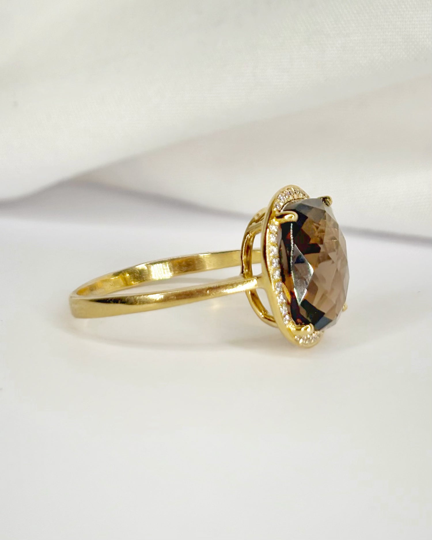 Anillo de cóctel con cuarzo ahumado de 5.17 quilates y diamantes de 0.32 quilates «Barbara»