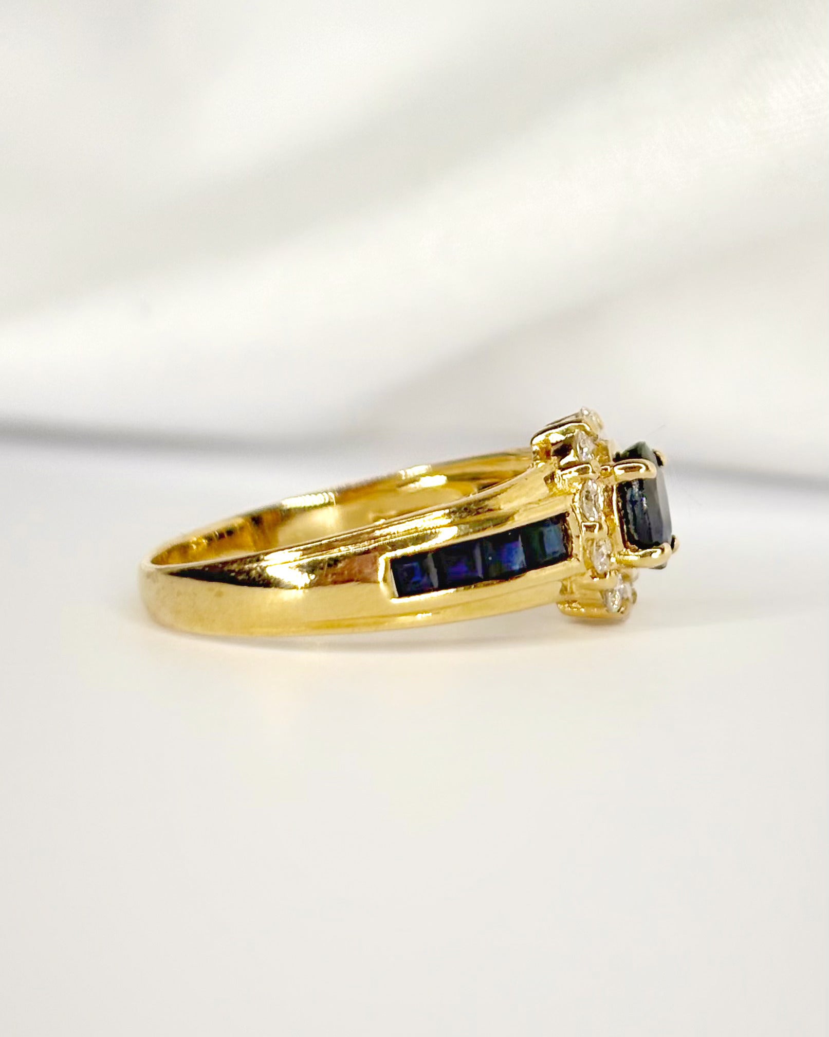 Anillo Marguerite de zafiros de 0.84 quilates y diamantes de 0.25 quilates «Valentine»