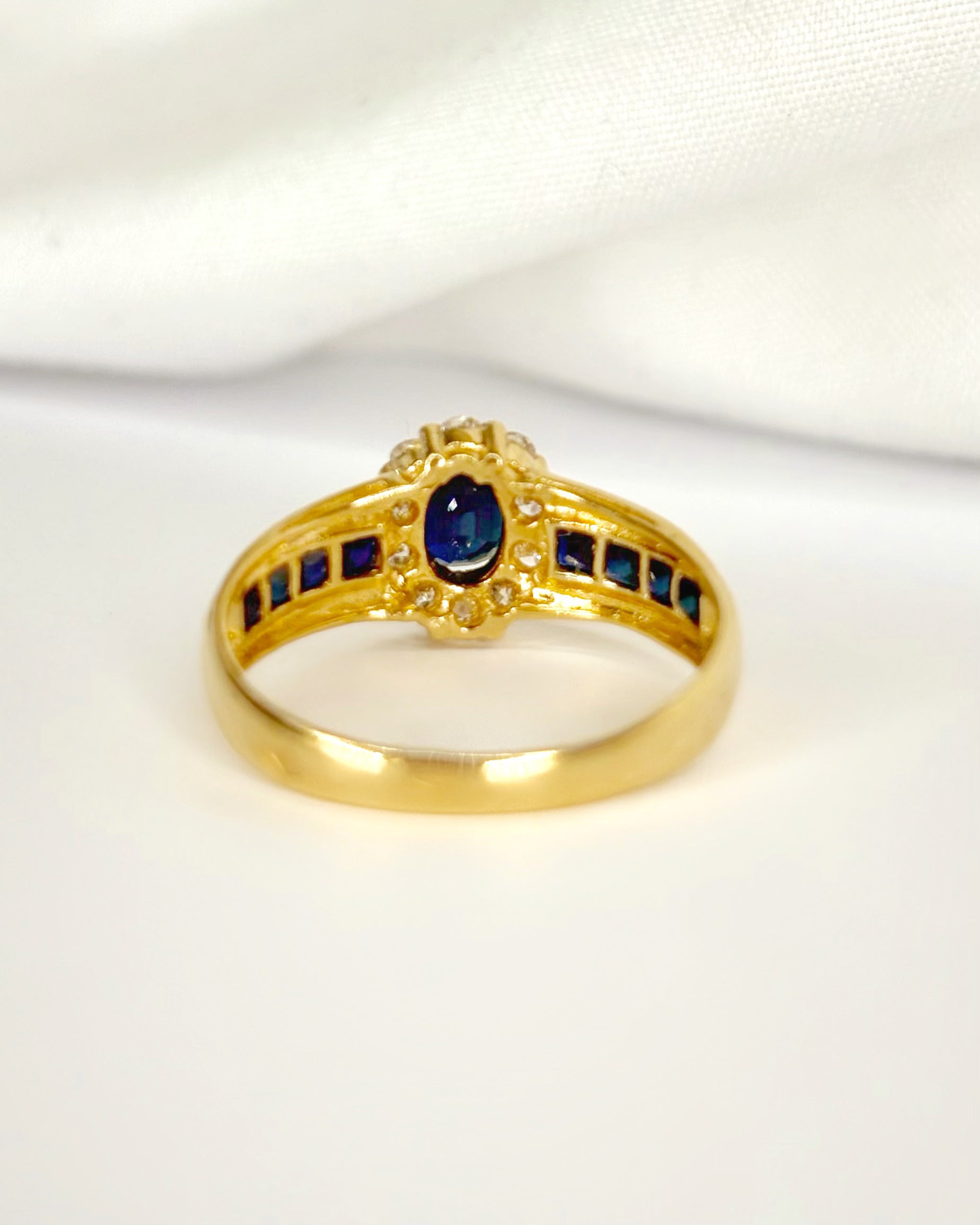 Anillo Marguerite de zafiros de 0.84 quilates y diamantes de 0.25 quilates «Valentine»