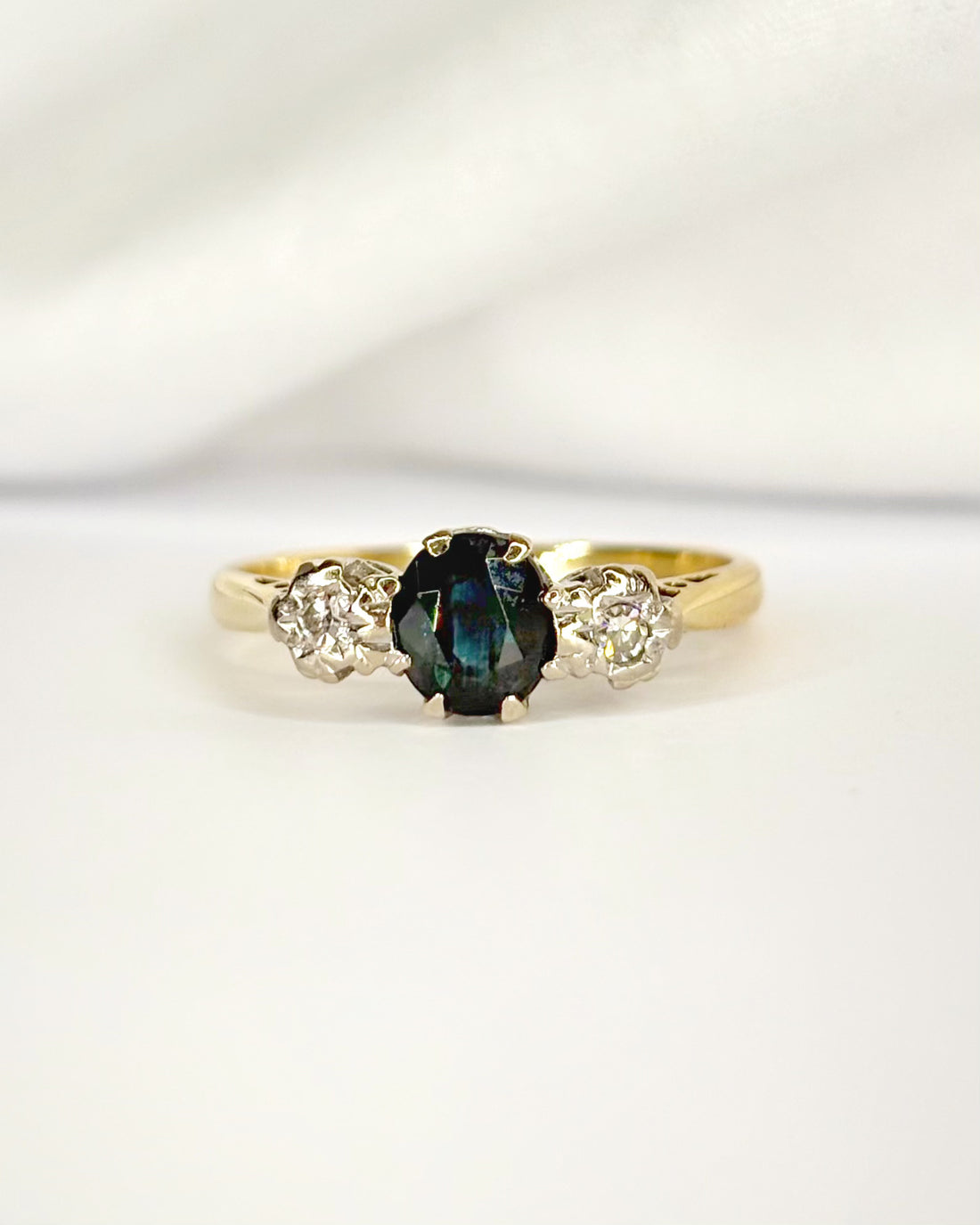 Bague Trilogie Saphir 0.75 carat &amp; Diamants "Rachelle"