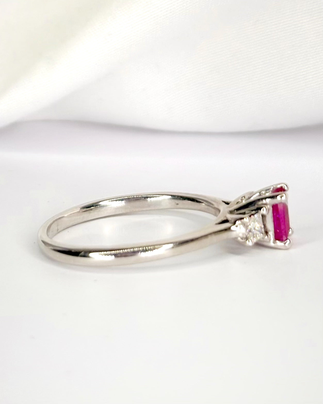 Bague Trilogie Rubis 0.50 carat &amp; Diamants 0.20 carat "Rozenn"