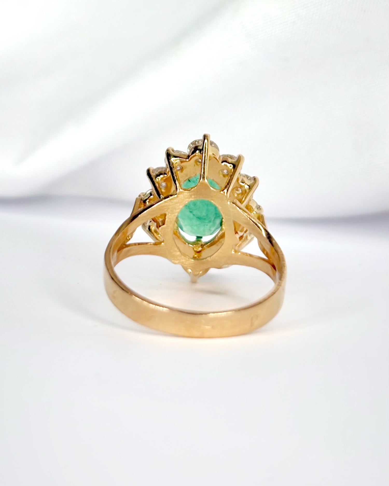 Bague Marguerite Émeraude 1.50 carat &amp; Diamants 0.90 carat "Minerve" - Elliade Paris