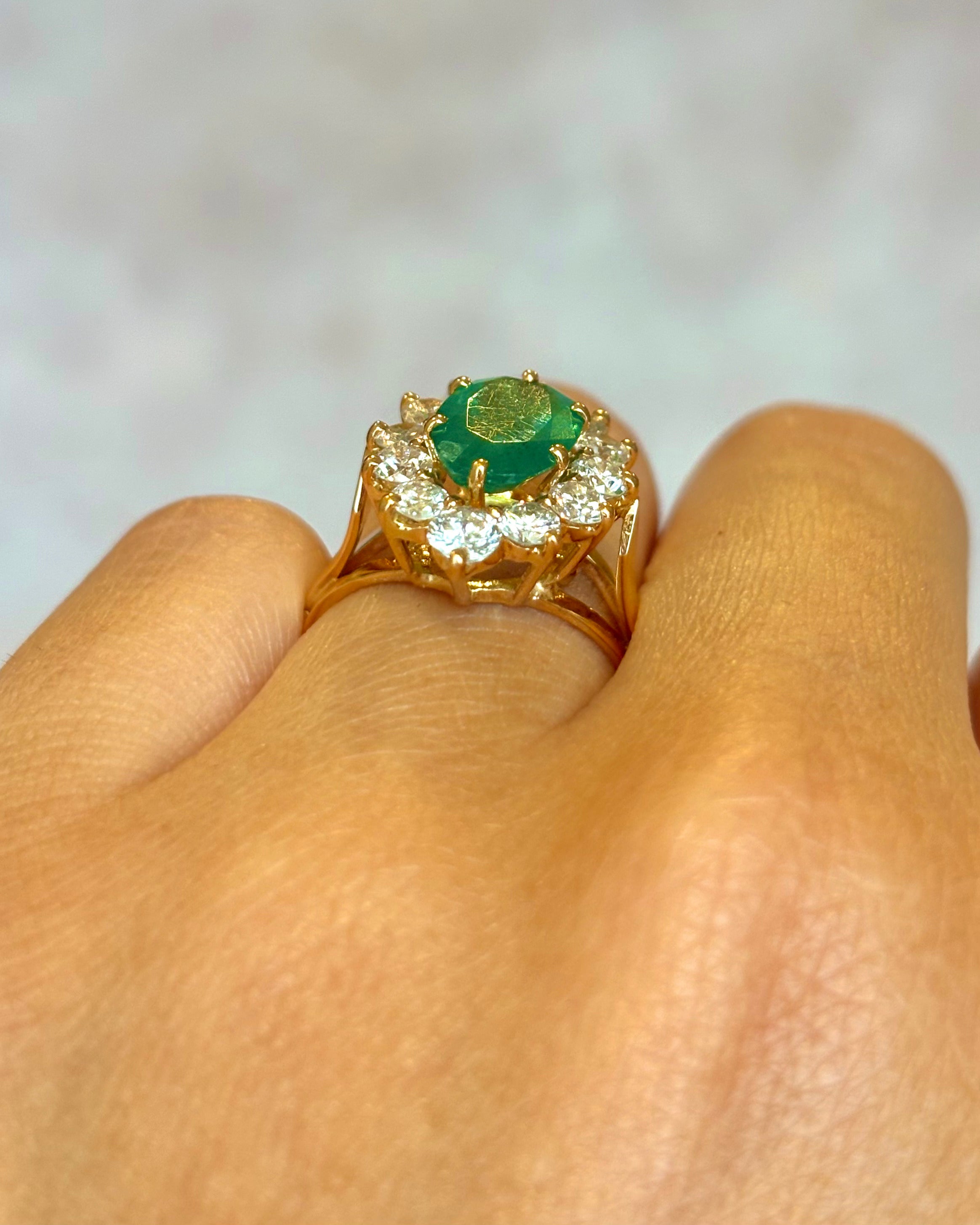 Bague Marguerite Émeraude 1.50 carat &amp; Diamants 0.90 carat "Minerve" - Elliade Paris