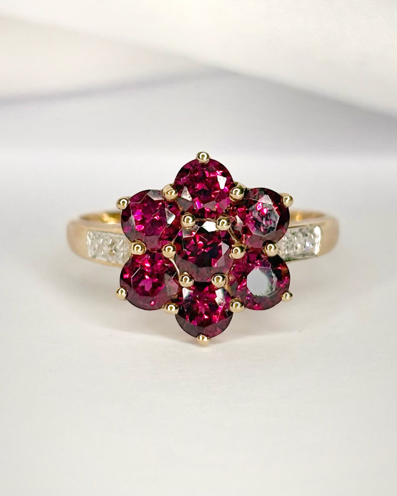 Bague Marguerite Grenats 1.90 carat &amp; Diamants "Adélie"