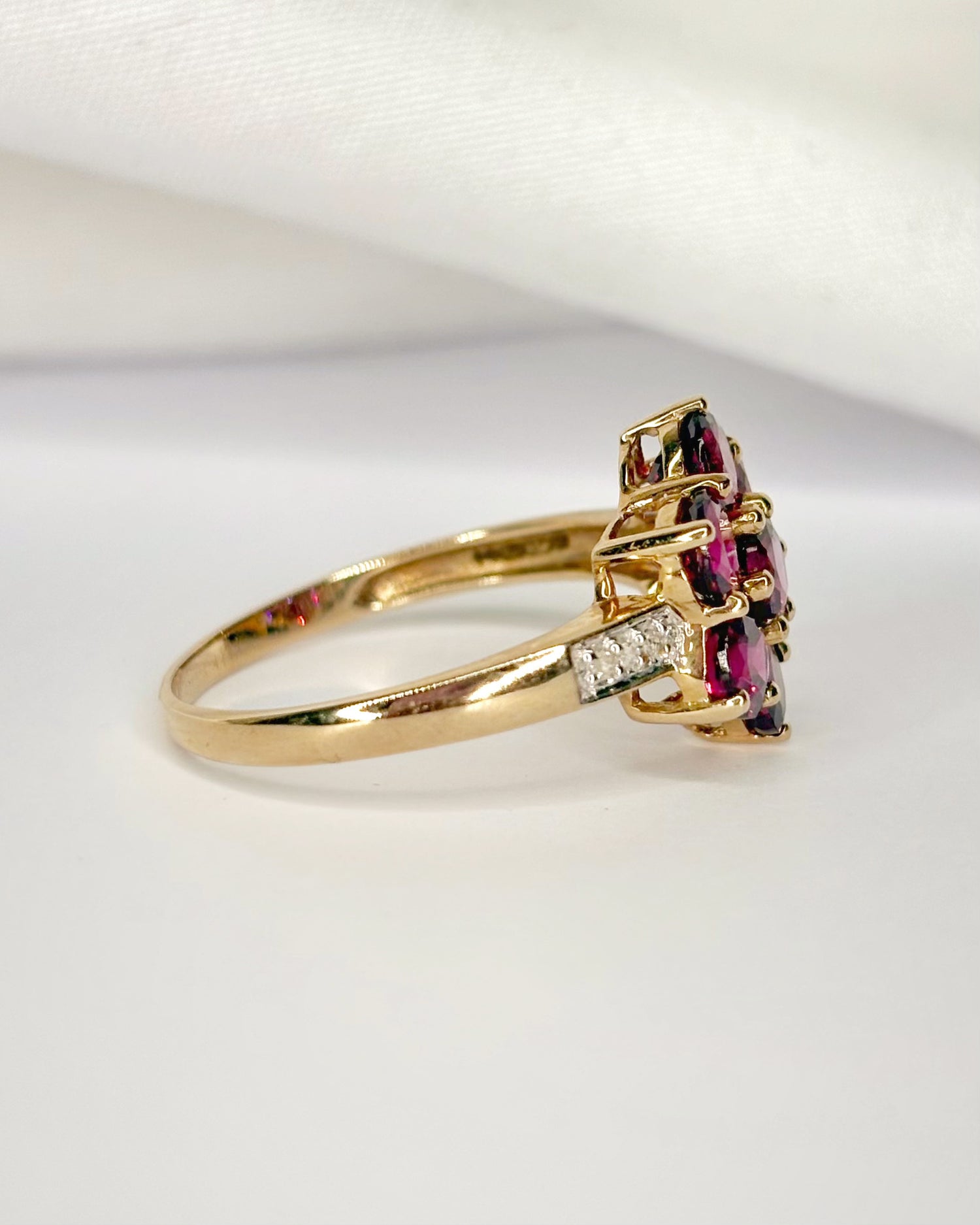 Bague Marguerite Grenats 1.90 carat &amp; Diamants "Adélie"