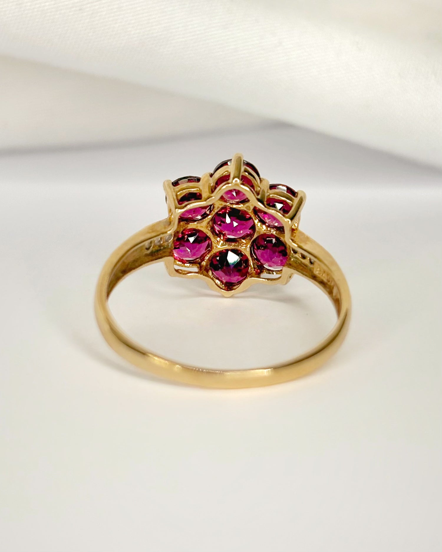 Bague Marguerite Grenats 1.90 carat &amp; Diamants "Adélie"