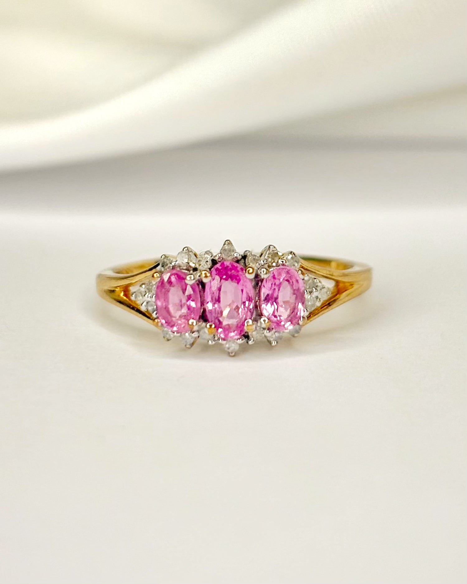 Bague Trilogie Saphirs Roses 0.74 carat &amp; Diamants "Meryl"