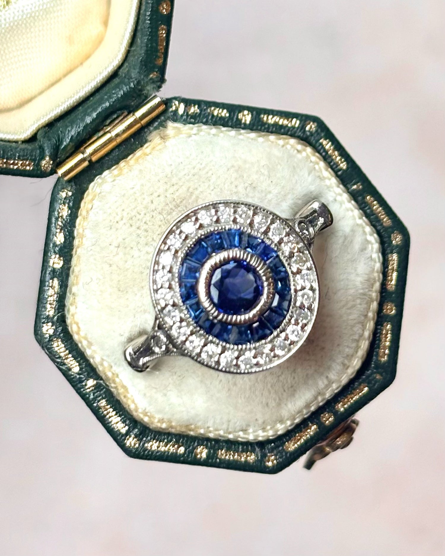 Anillo estilo Art Déco con zafiro de Ceilán de 0,67 quilates y diamantes de 0,22 quilates "Manuela"