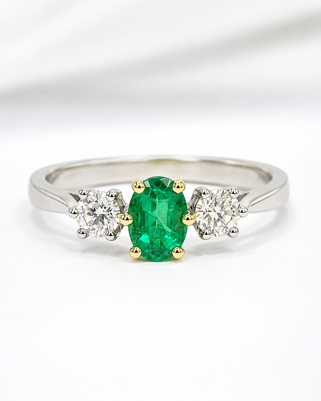 Bague Trilogie Émeraude 0.55 carat &amp; Diamants 0.26 carat "Nil"